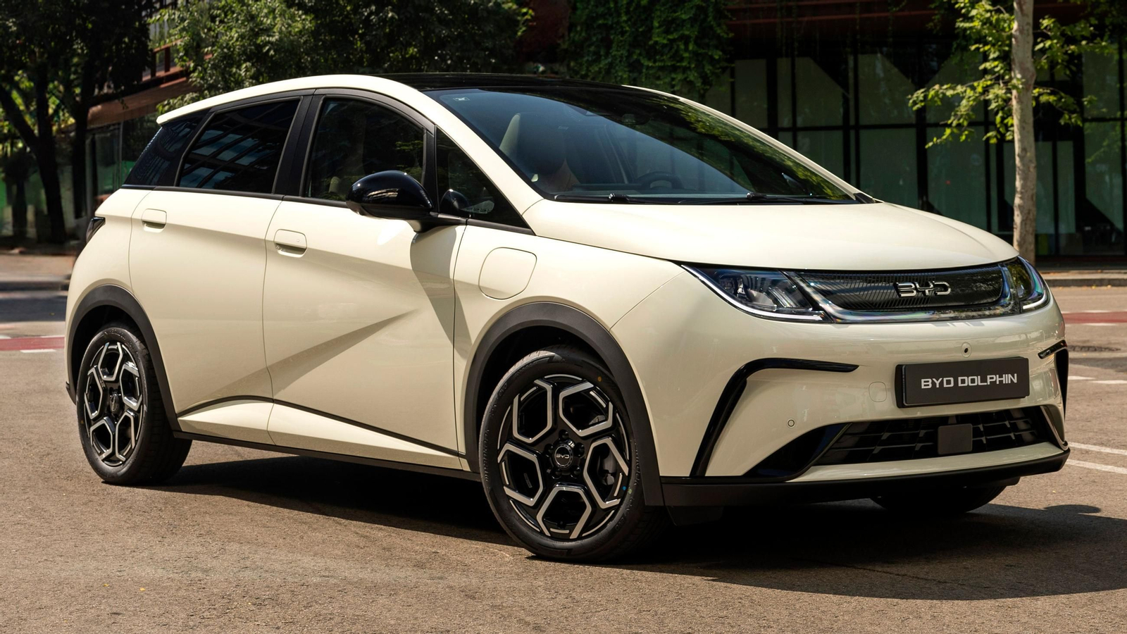 El Dolphin de BYD se actualiza con más potencia de carga, un chasis remozado o un maletero más capaz