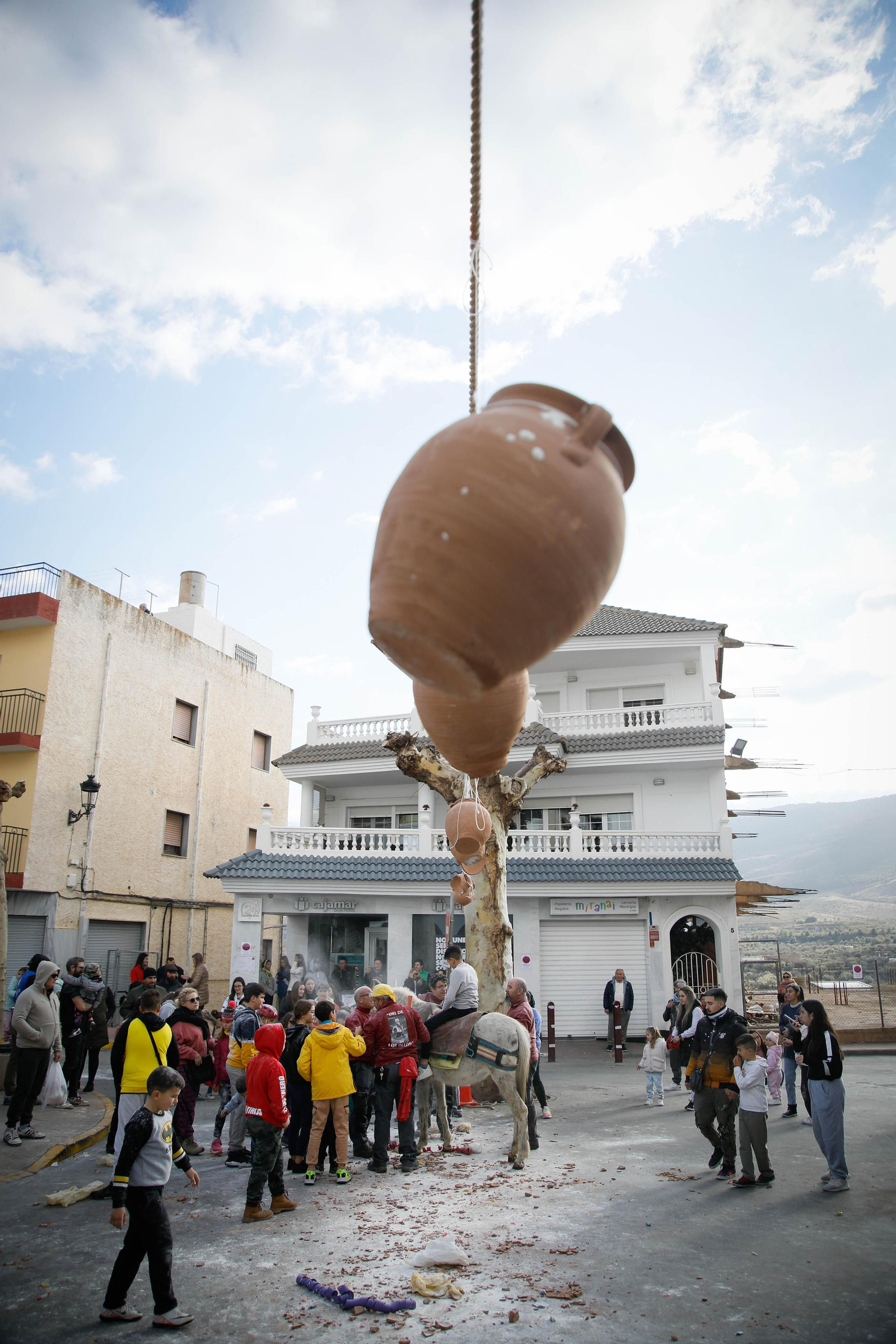 Las mejores imágenes del cierre de fiestas en Fiñana con "Las Ollas"