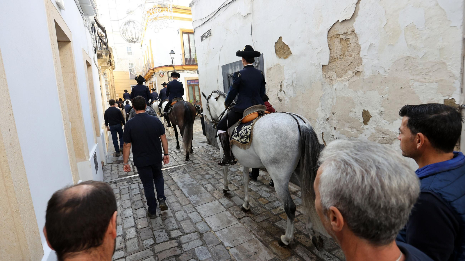 Imágenes de los caballos y jinetes de la Real Escuela hacia el funeral de Álvaro Domecq