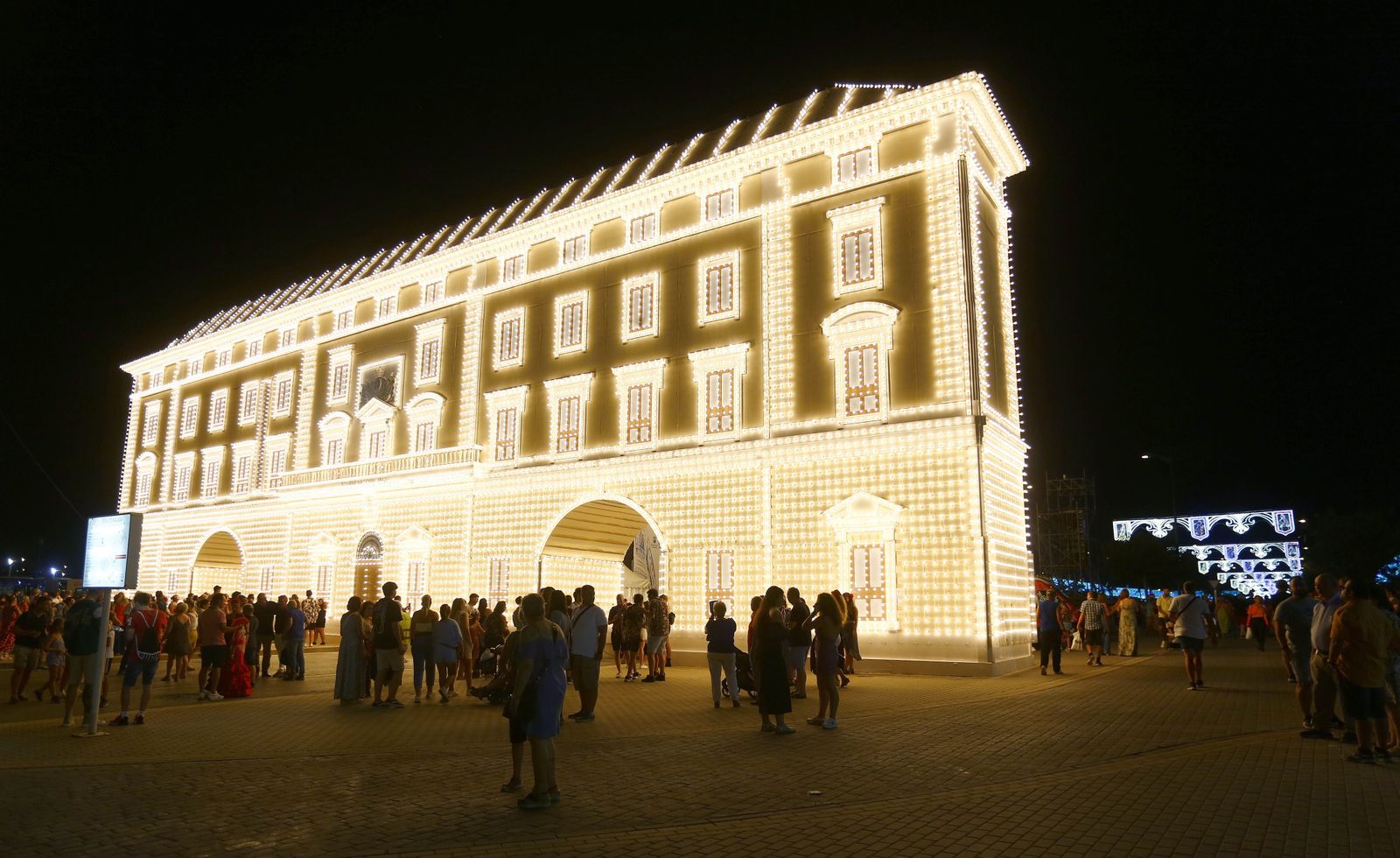 La portada del Cortijo de Torres, tras el encendido del alumbrado.