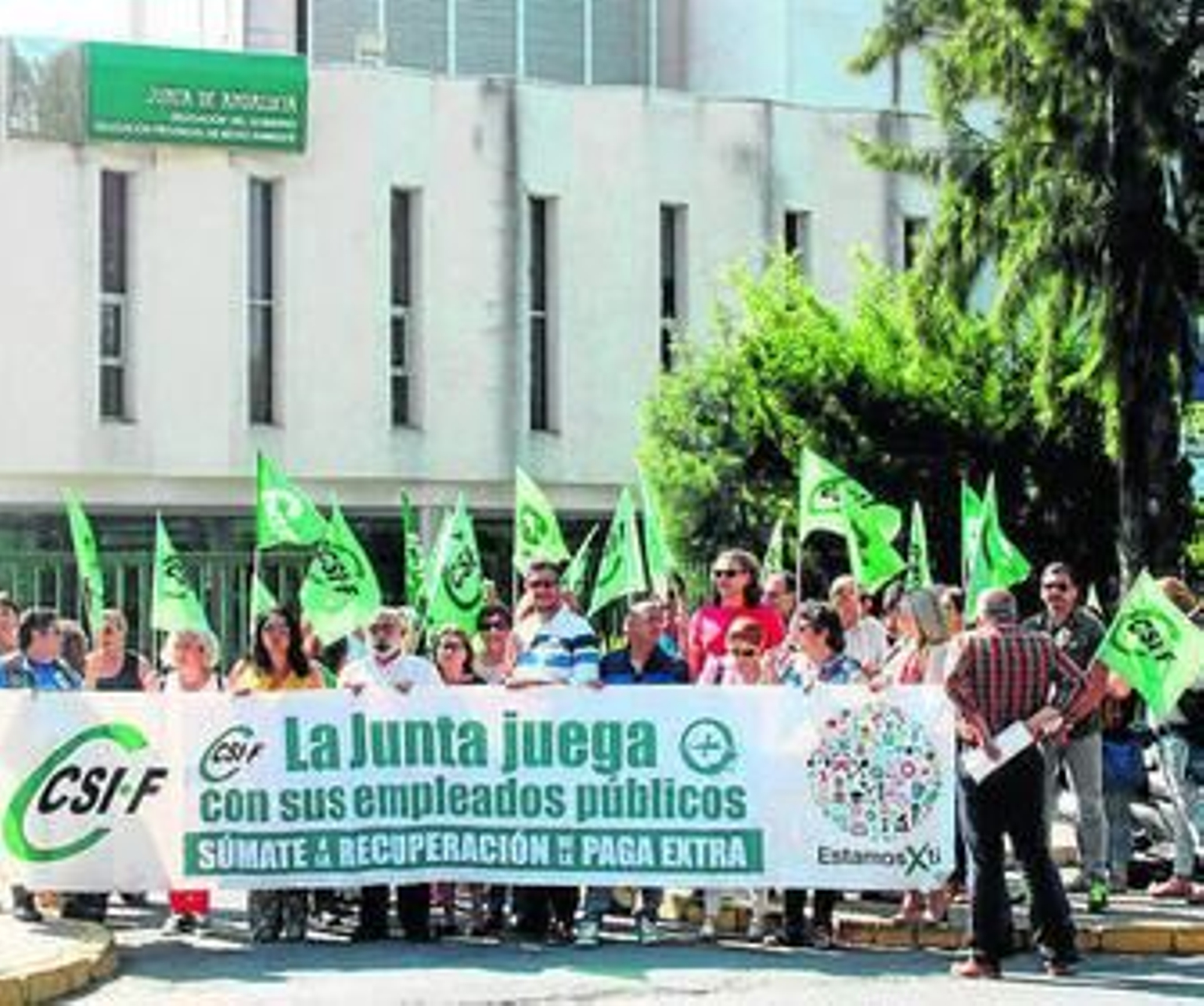 Concentración de ayer ante la Delegación del Gobierno andaluz.