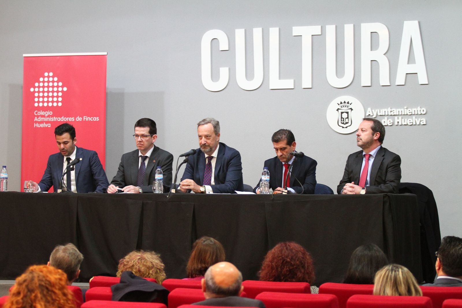 Un momento del acto de presentación de la nueva junta de gobierno del COAF.