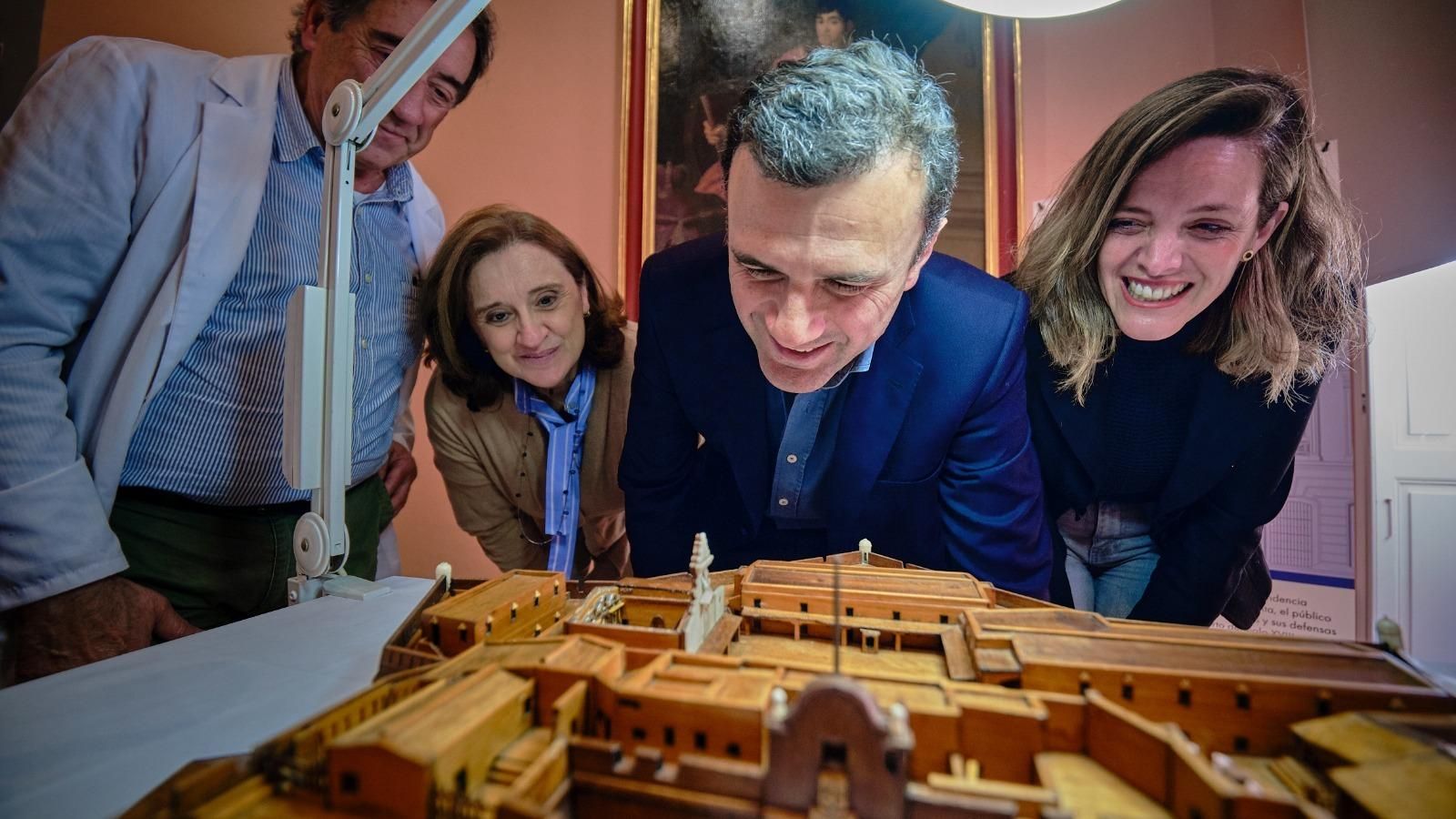 El alcalde de Cádiz se asoma al hallazgo de la maqueta junto a Pedro Macías, Fátima Salaverri y Maite González.