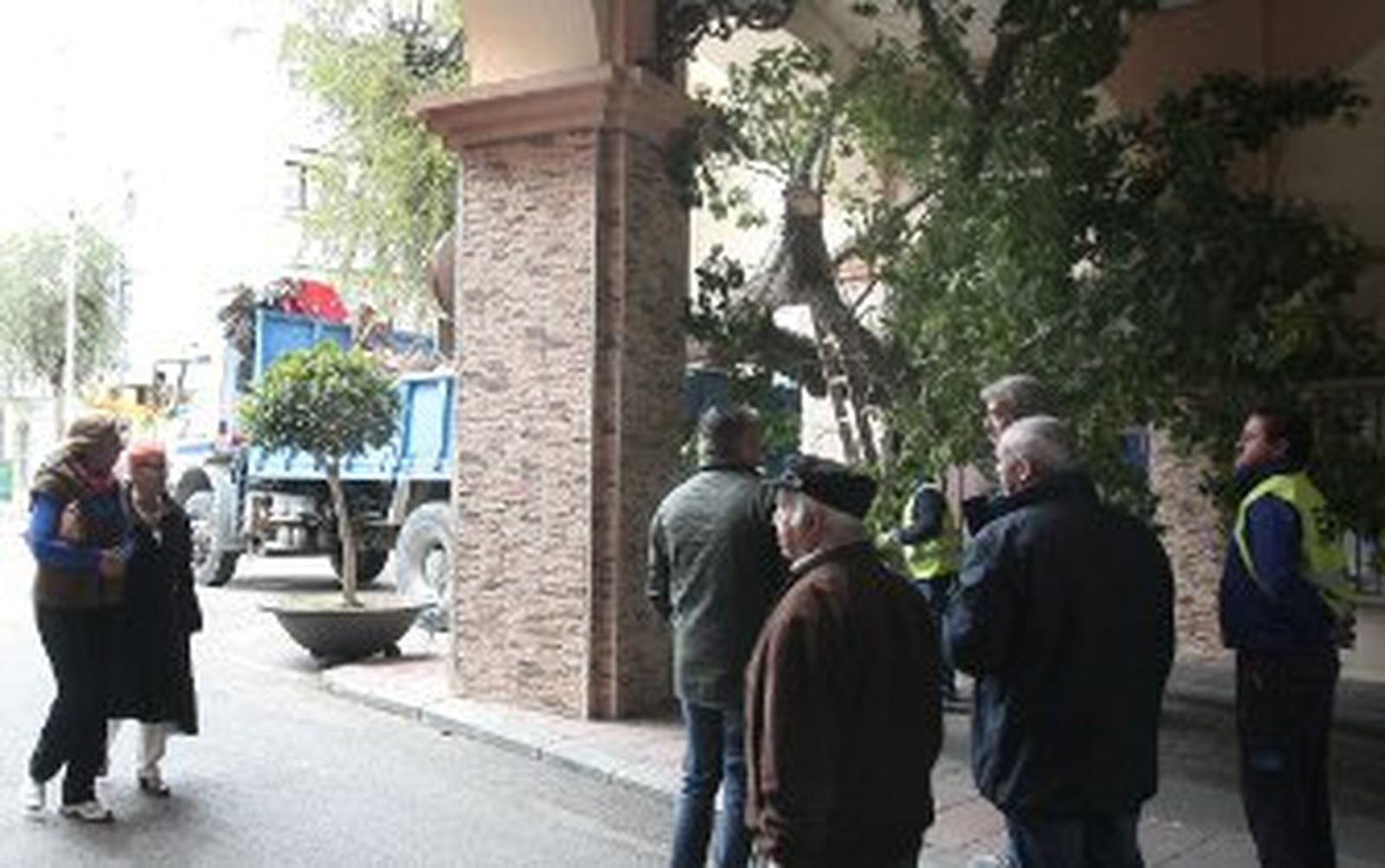 Accidentado traslado de la iglesia al parque