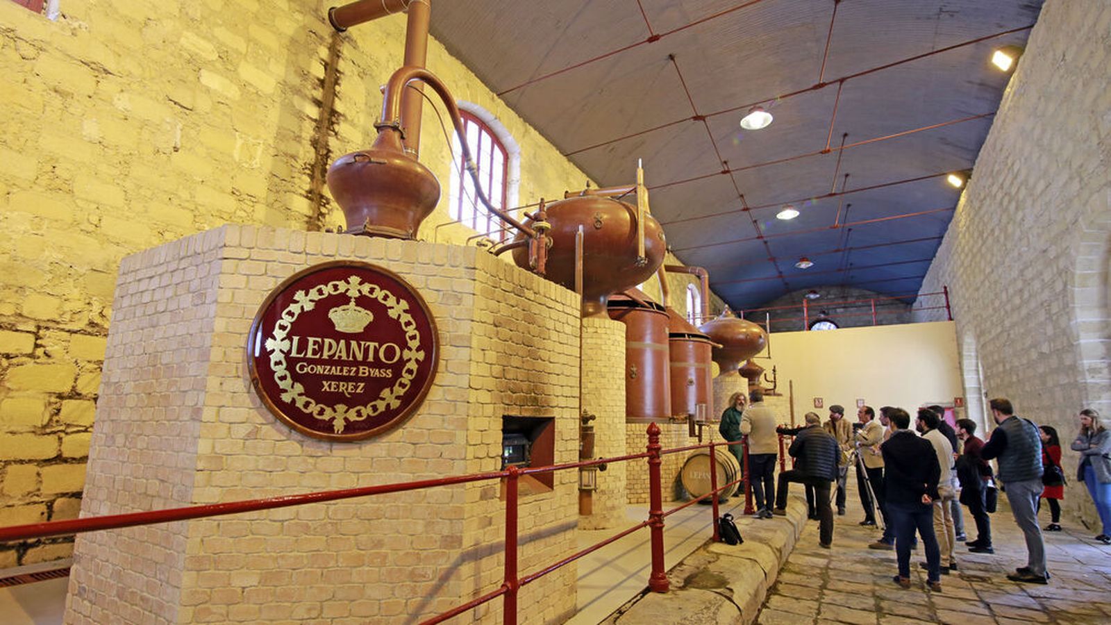 Alambiques en los que se destila Lepanto en la bodega González Byass.