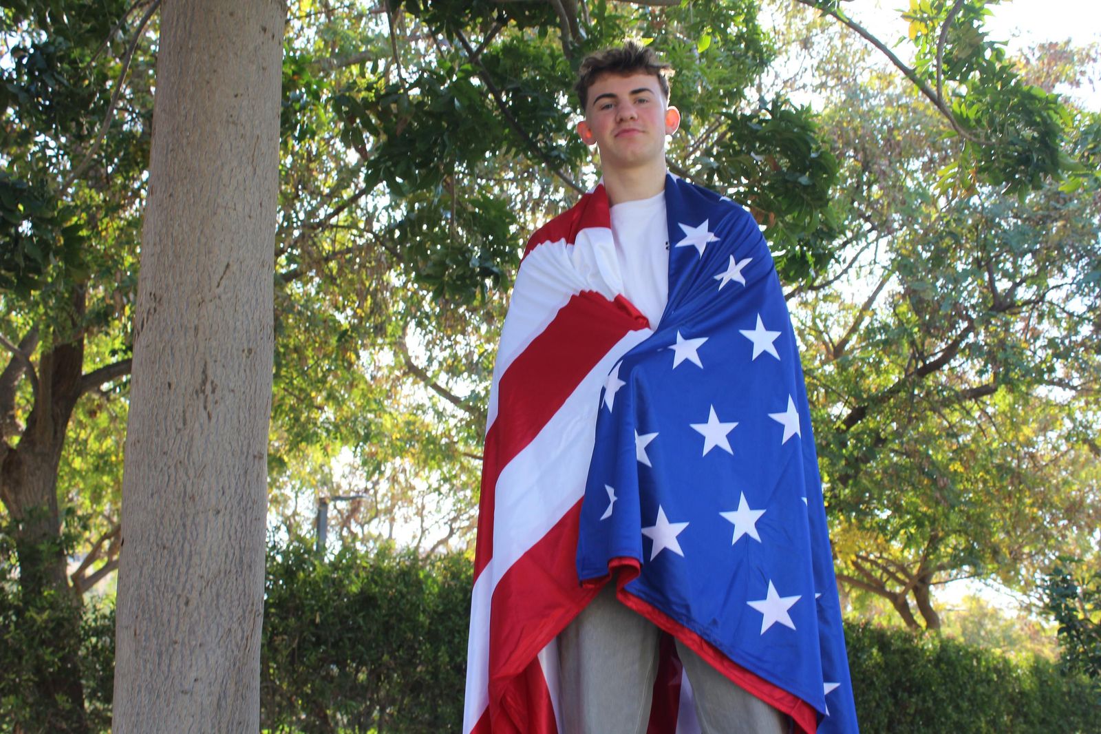 El futbolista cañaero envuelto en la bandera de Estados Unidos posa para Diario de Almería.