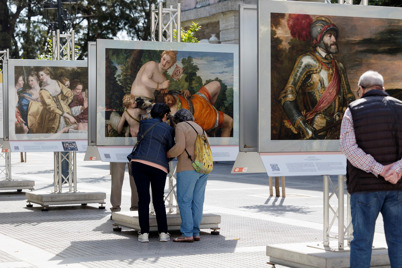 Público contemplando las obras de 'El Prado en las calles'