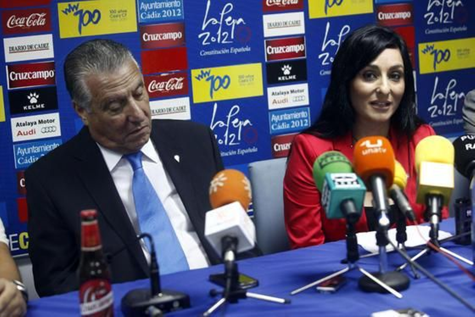 Juan José Pina se presenta como nuevo presidente del Cádiz junto a los nuevos consejeros Elena Pina y Antonio Moya. 

Foto: Jesus Marin