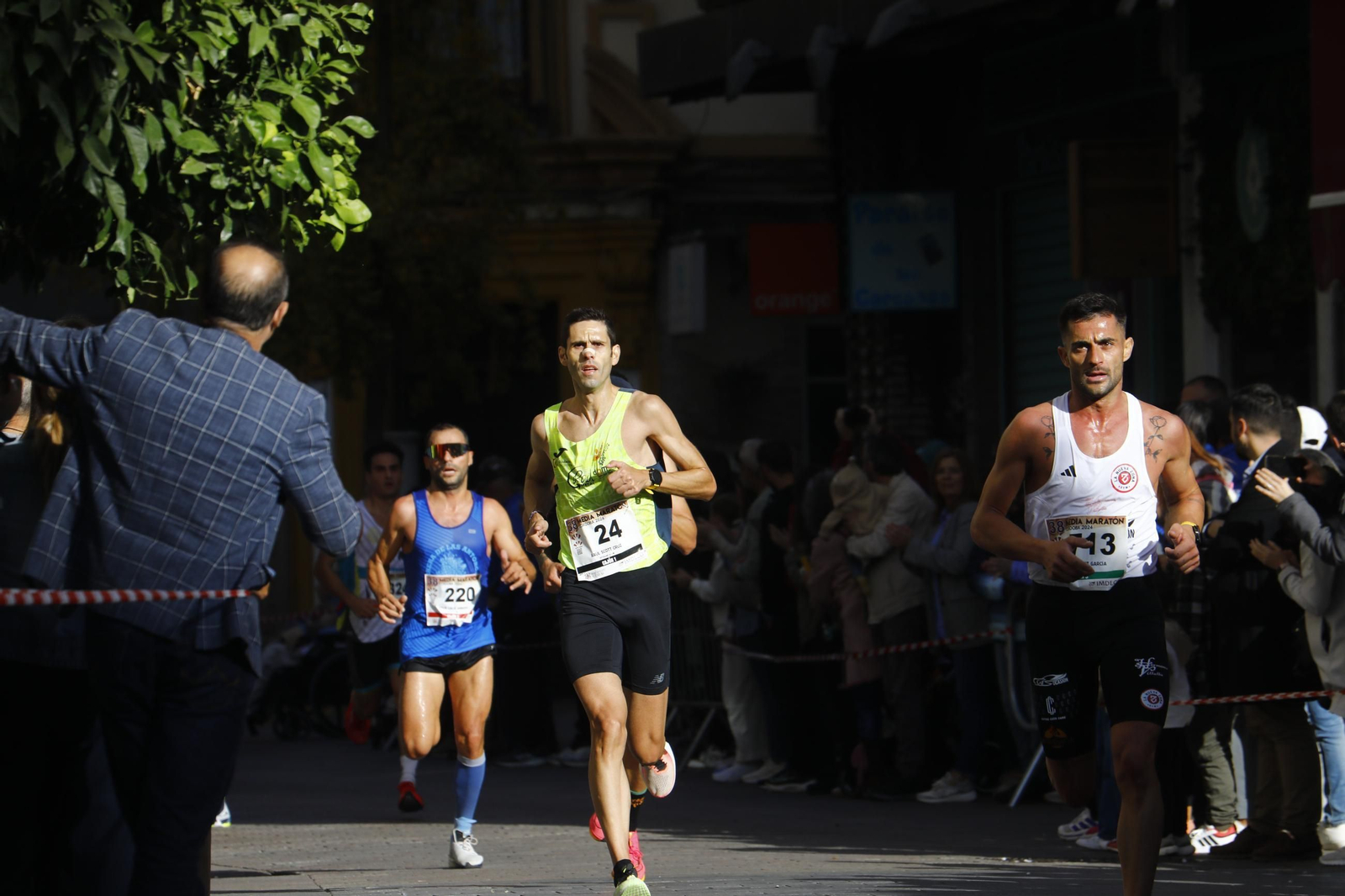 La gloria de cruzar la Puerta del Puente: las fotos de la línea de meta de la Media Maratón de Córdoba 2024