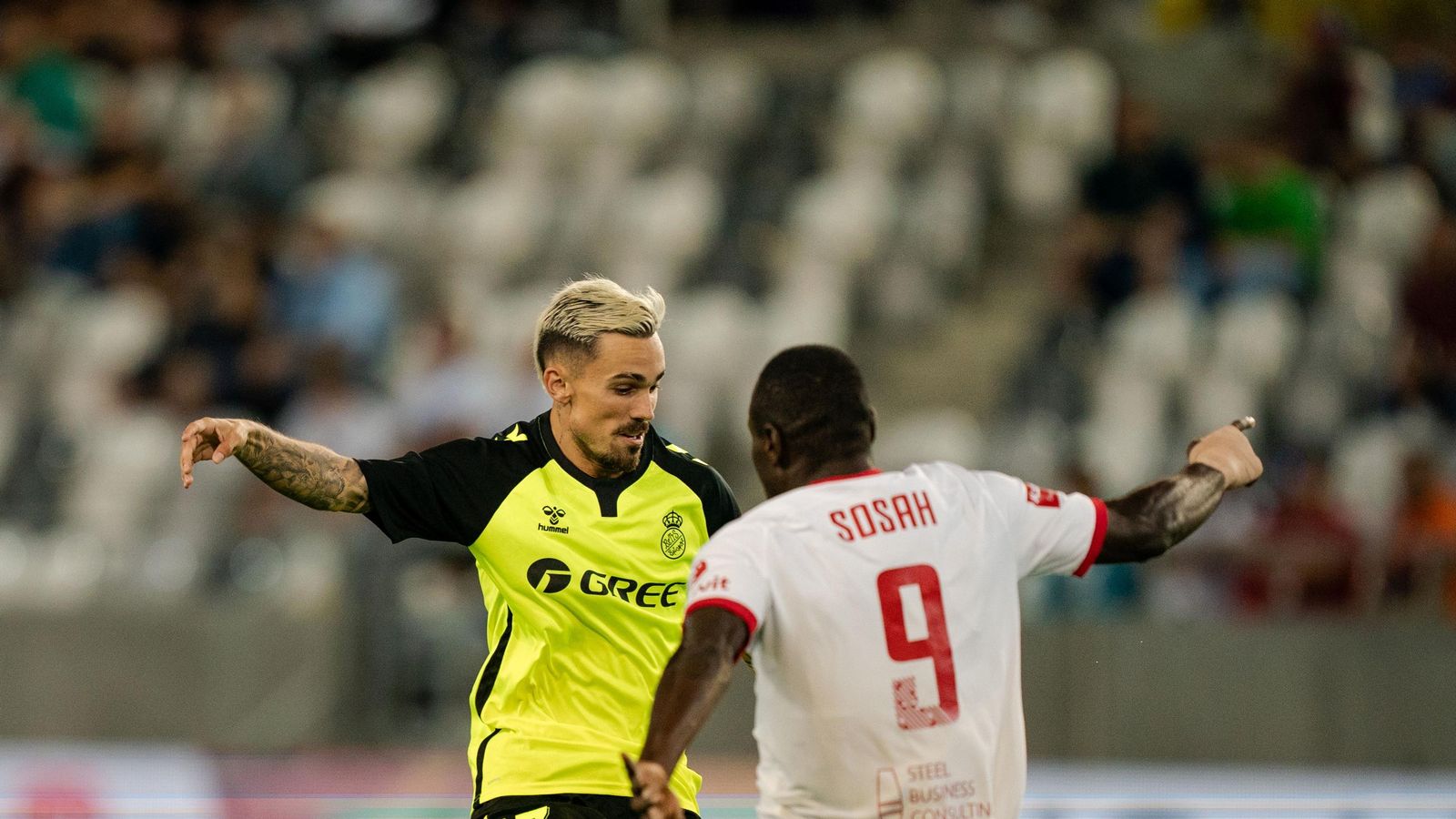 Rodri intenta driblar a Sosah durante el partido.