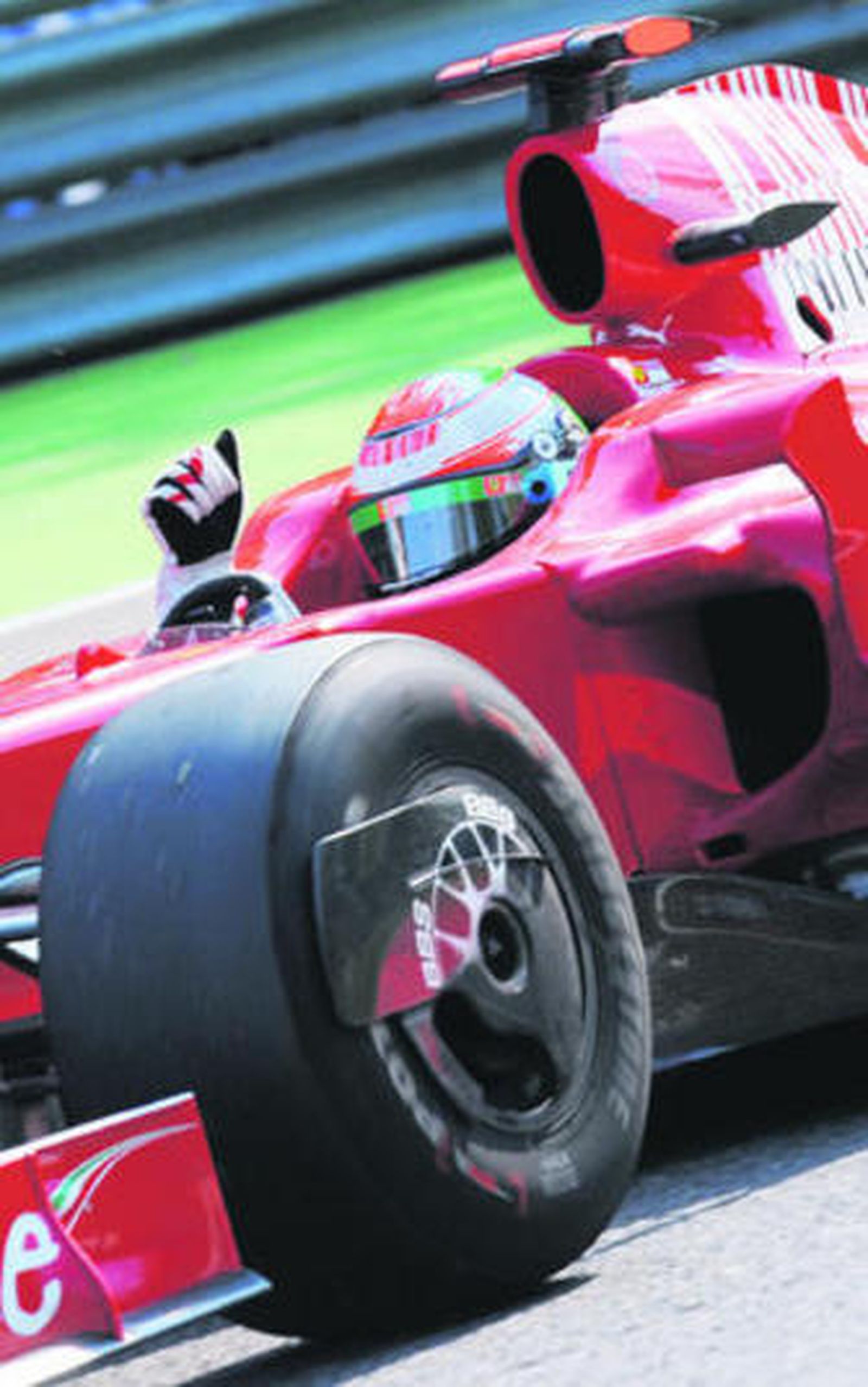 Barrichello, durante un instante de la carrera de ayer, con su compañero Button por detrás.