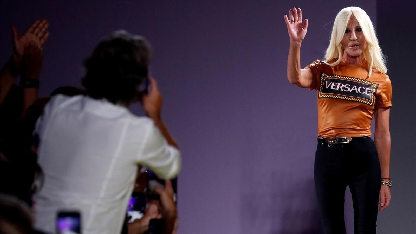Donatella Versace saluda tras su desfile en la Semana de la Moda de Milán