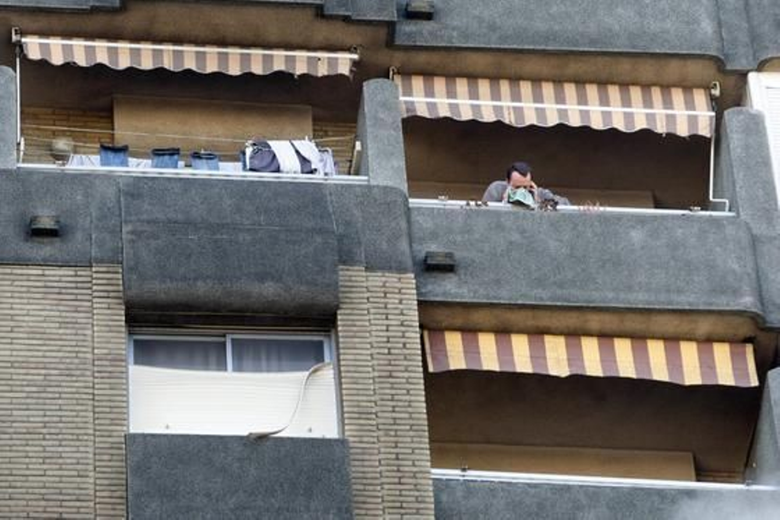 Espectacular incendio en un edificio de la calle Brasil. /José Braza
