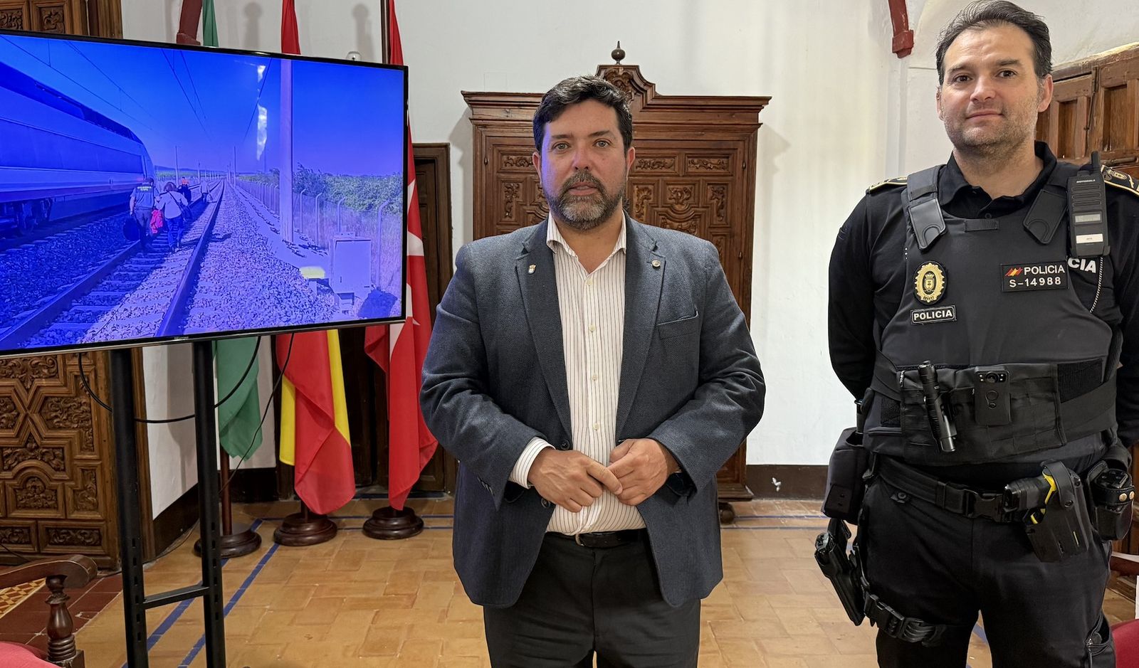 El alcalde de Lora del Río, Antonio Enamorado, acompañado por el subinspector de la Policía Local, Felipe Núñez, este martes