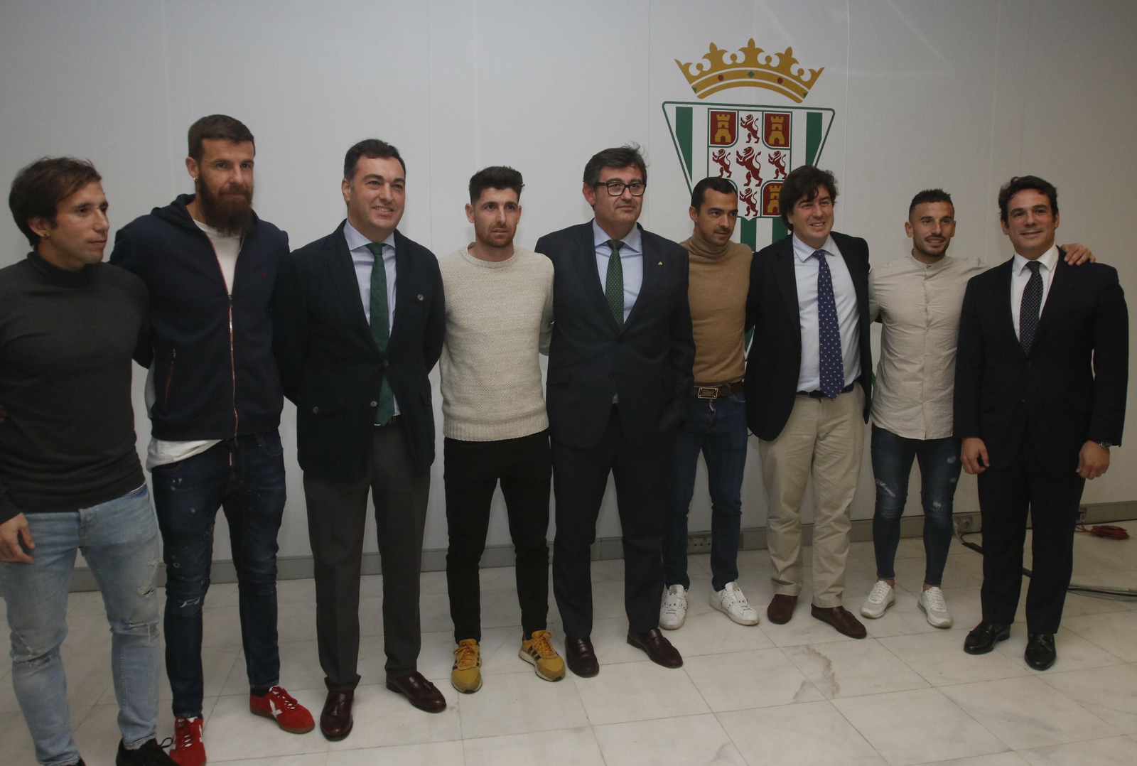 Los capitanes y los consejeros del Córdoba CF posan tras el almuerzo navideño.