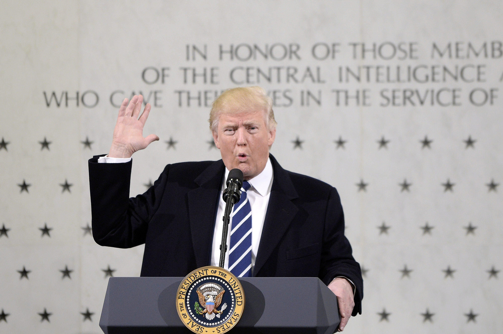 Trump habla a los servicios de inteligencia en Langley.
