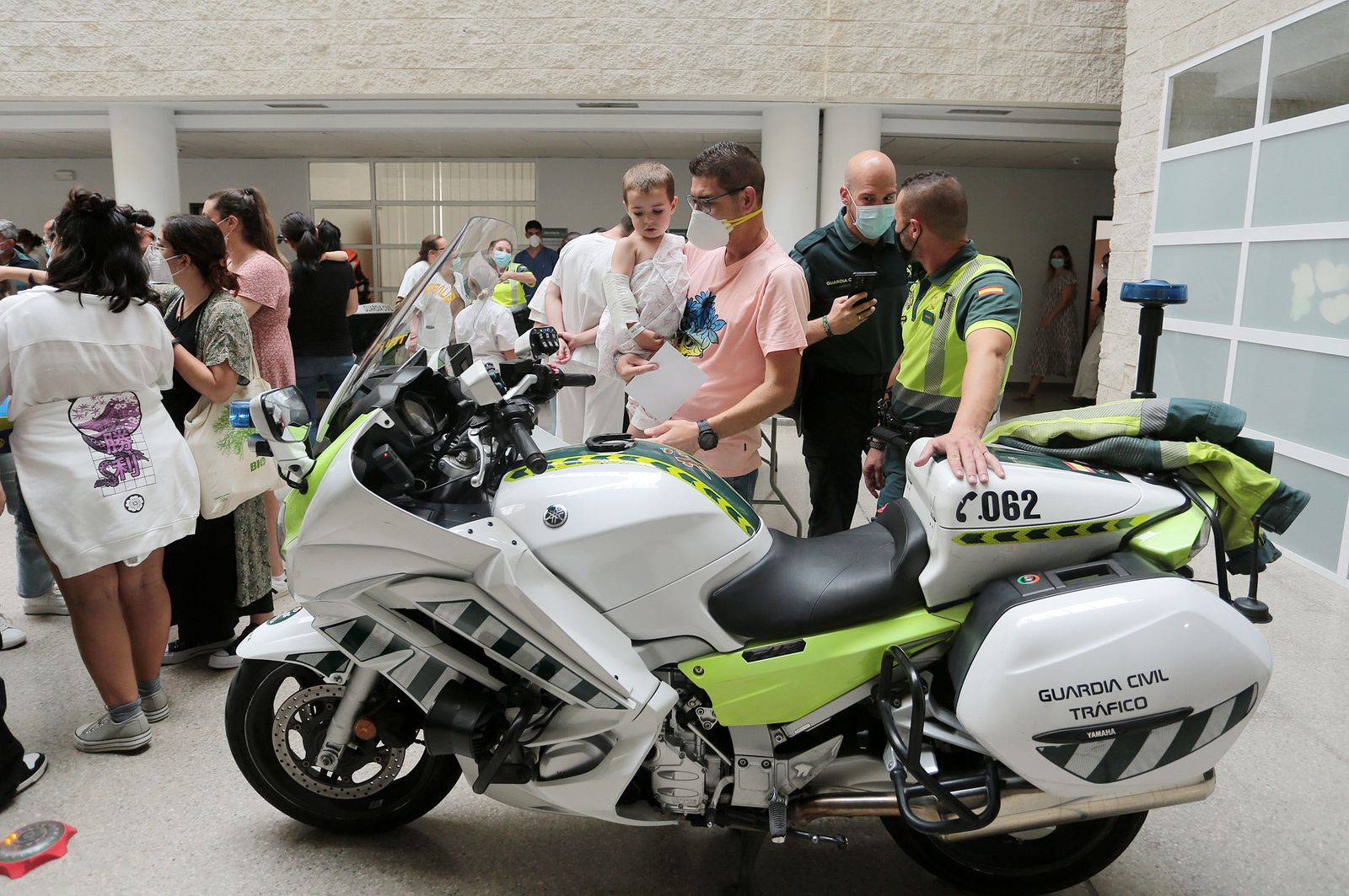 Imágenes de la exhibición de la Guardia Civil en el Hospital Juan Ramón Jiménez con motivo del 35 aniversario de la incorporación de la mujer