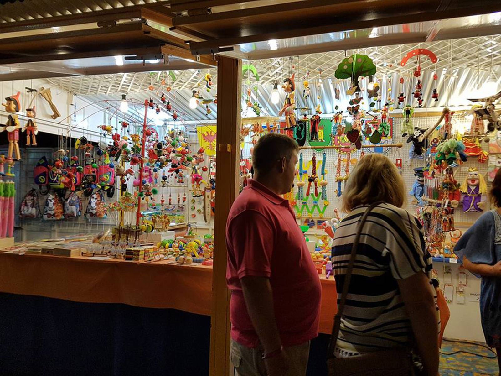 Uno de los puestos del mercado nocturno de La Antilla.