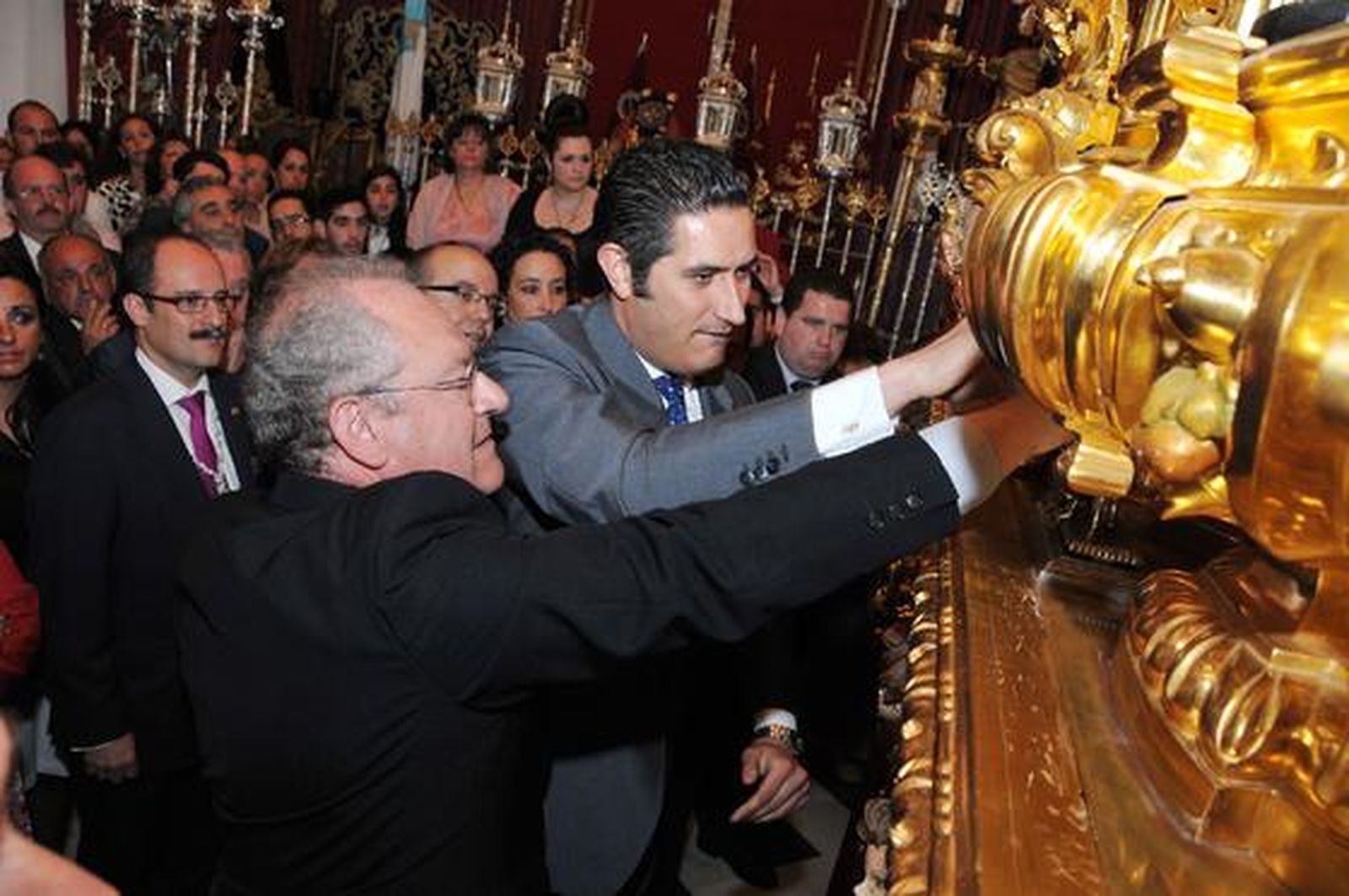 El pregonero, José Antonio Zarzana, llama a los costaleros del paso de misterio de la Coronación.

Foto: manuel aranda
