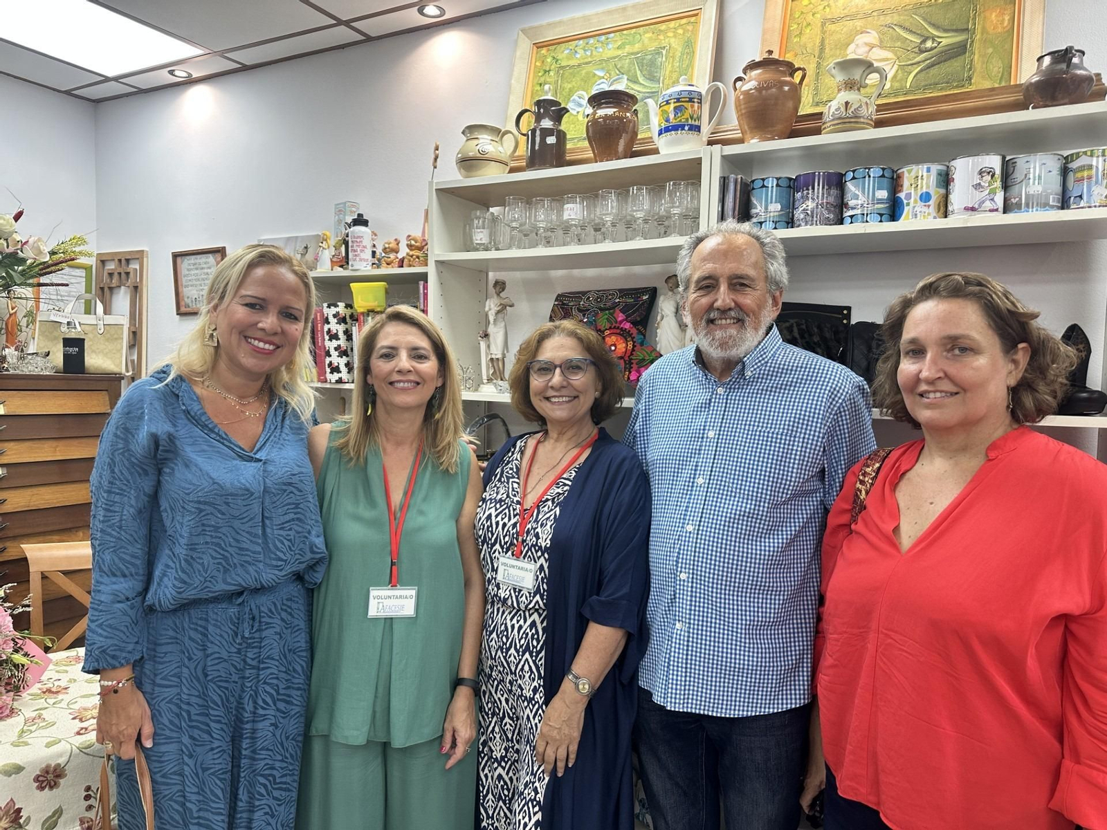 Yessika Quintero, Dolores Albi, Chari Ruiz, Luis Bononato y e Belén De La Cuadra, en la inauguación de la tienda solidaria de AFACESJE en Jerez