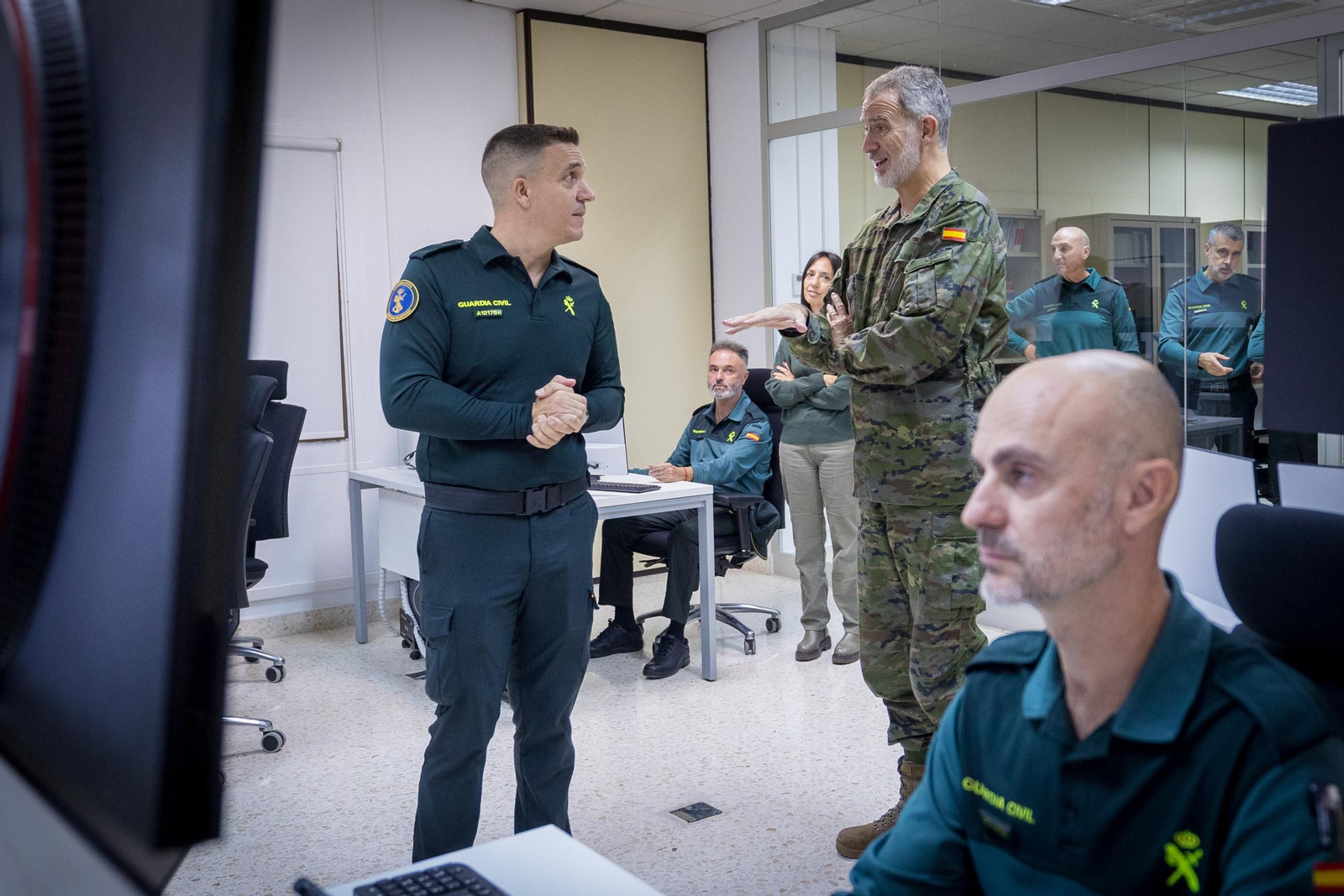 Las imágenes de la visita del Rey a la Guardia Civil de Cádiz