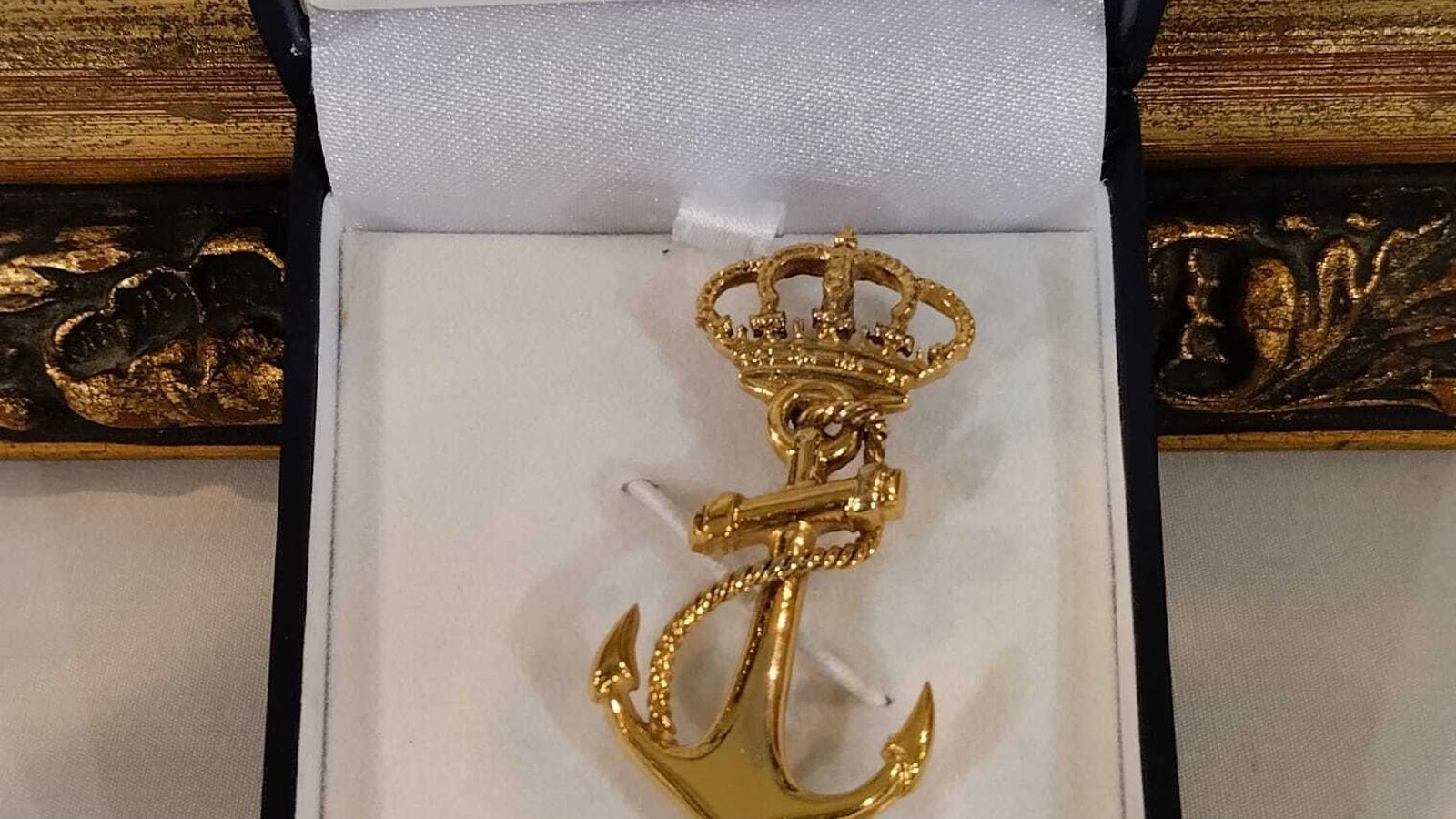 El broche que la Armada Española ha entregado al simpecado de la hermandad.
