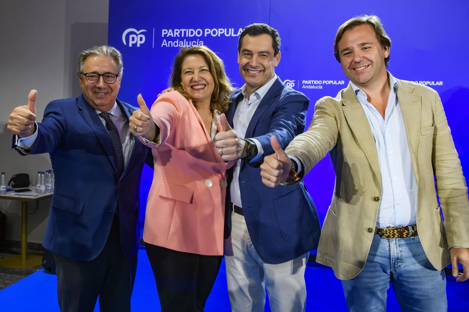 Antonio Repullo (izquierda) posa junto al presidente de la Junta, Juanma Moreno, y a los eurodiputados Juan Ignacio Zoido y Carmen Crespo.