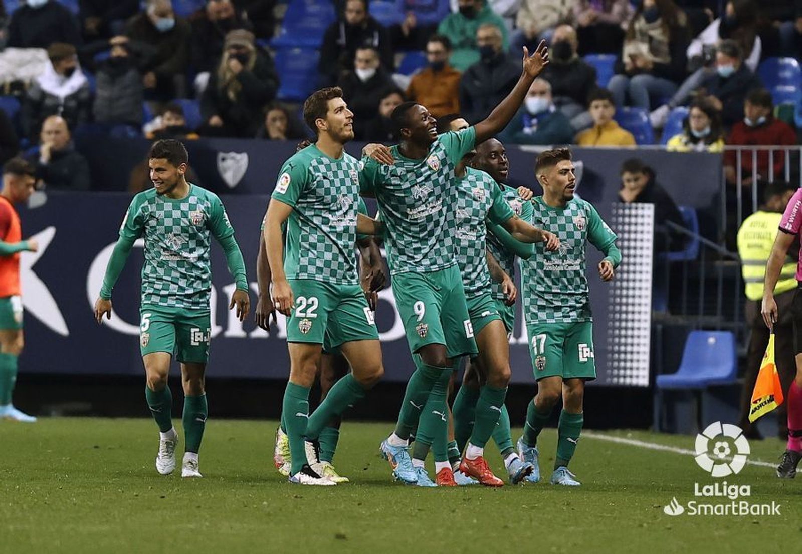 Sadiq celebra el 0-1 y mira a tribuna, donde estaba Rubi