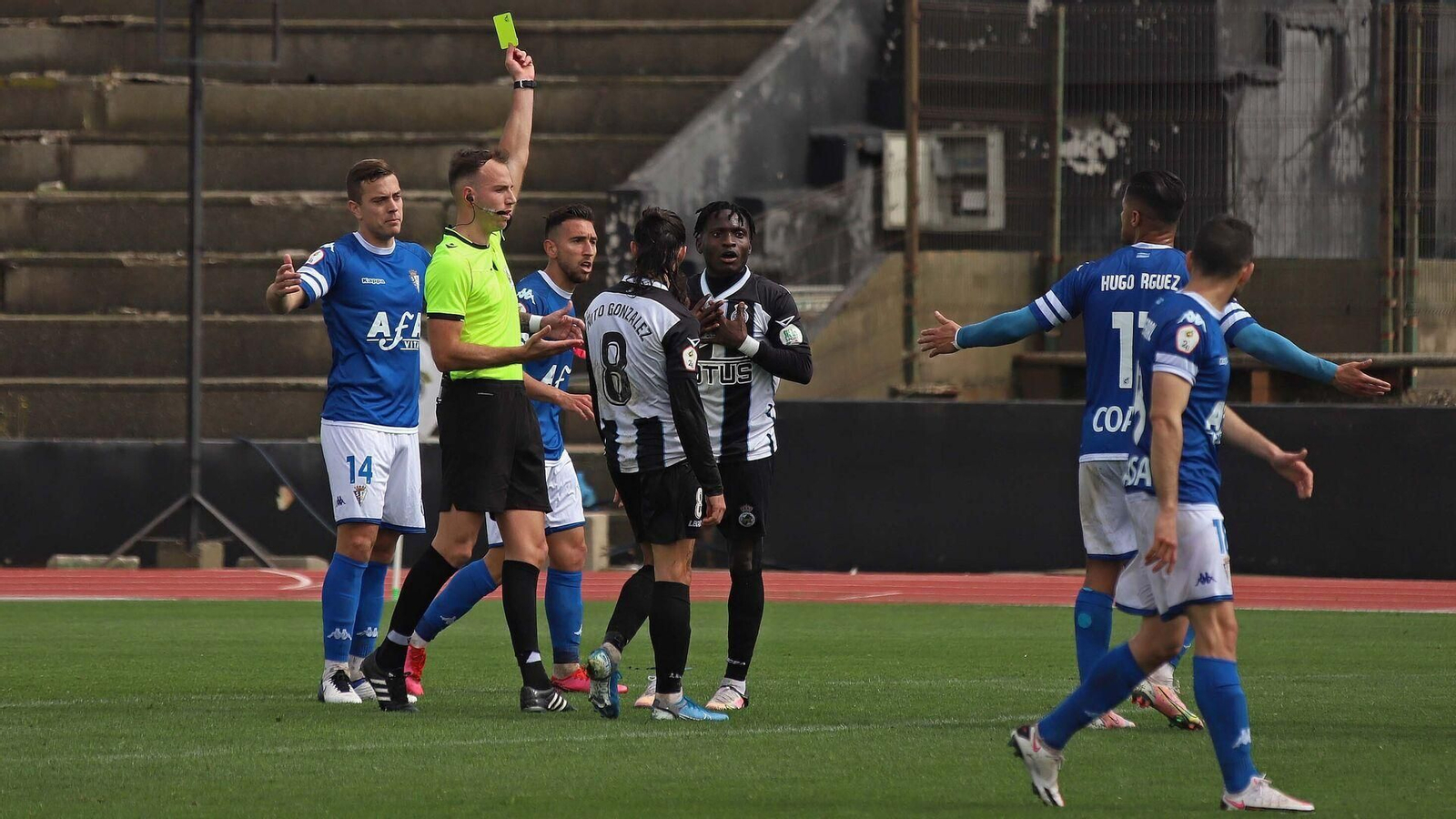 Luis Bastard muestra una tarjeta en el Balona-San Fernando del curso pasado