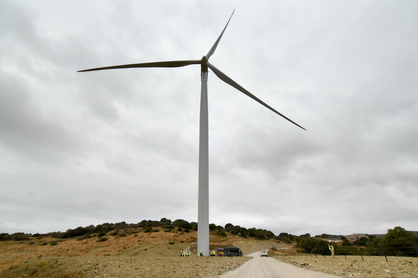 Un aerogenerador en un parque eólico.