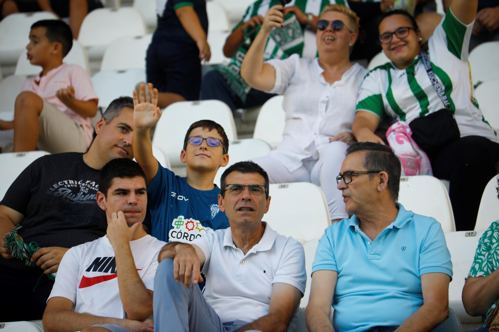 El ambiente en las gradas de El Arcángel para el Córdoba CF - Recreativo Granada, en imágenes