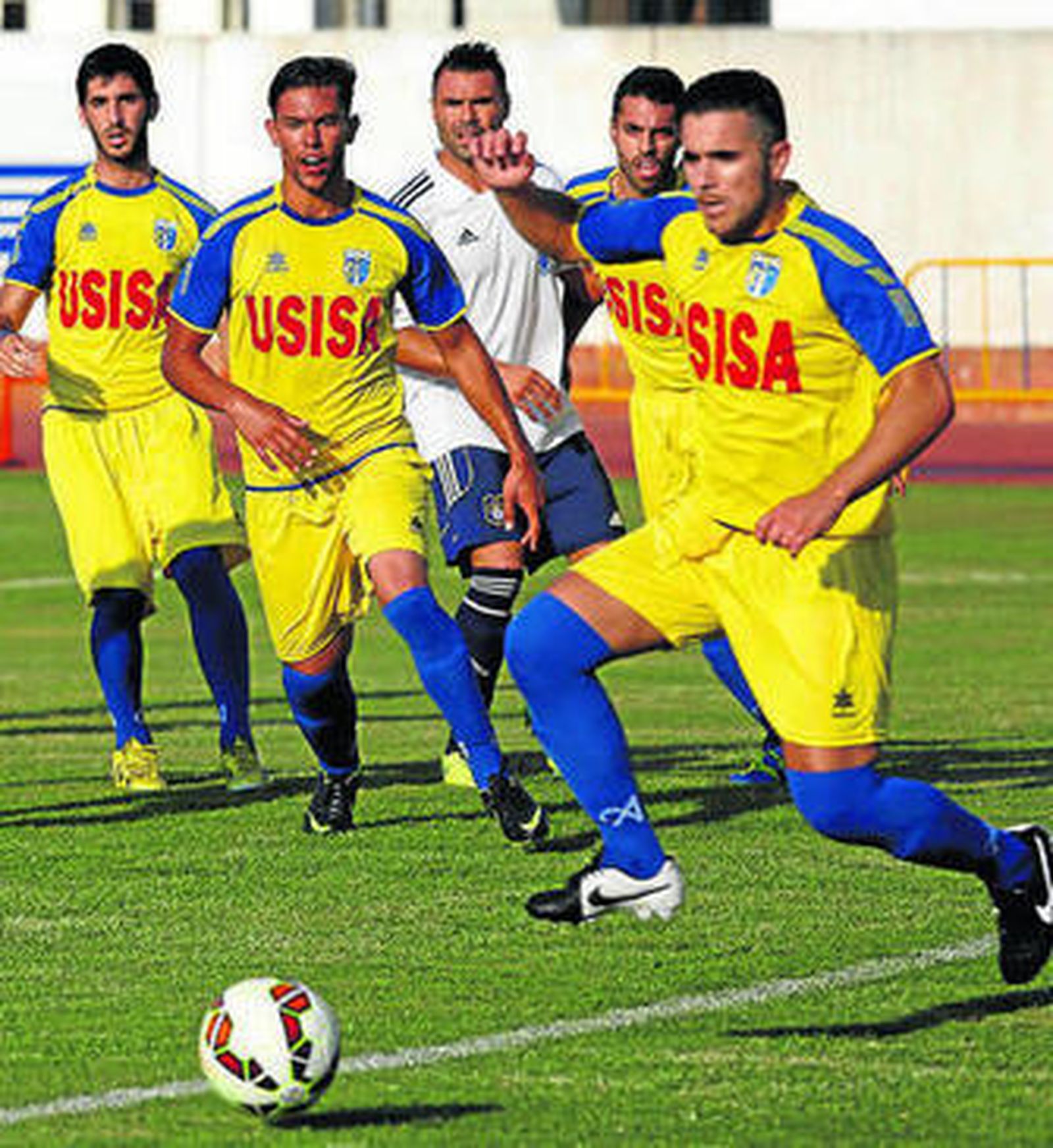 El Isla dio la cara contra el Recre durante una hora de encuentro.