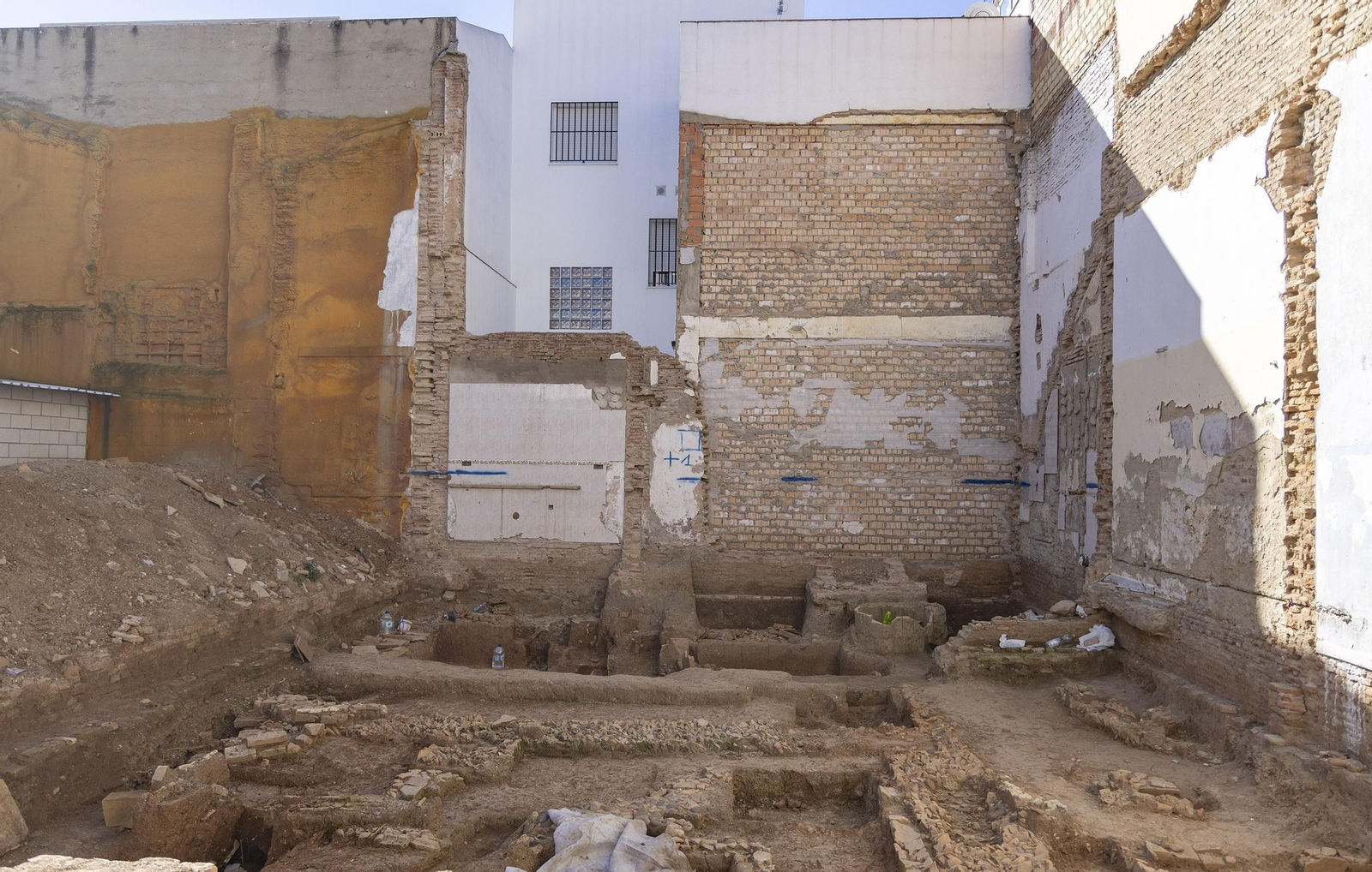 Aspecto que ofrece el solar de la calle Santa María tras la excavación arqueológica.