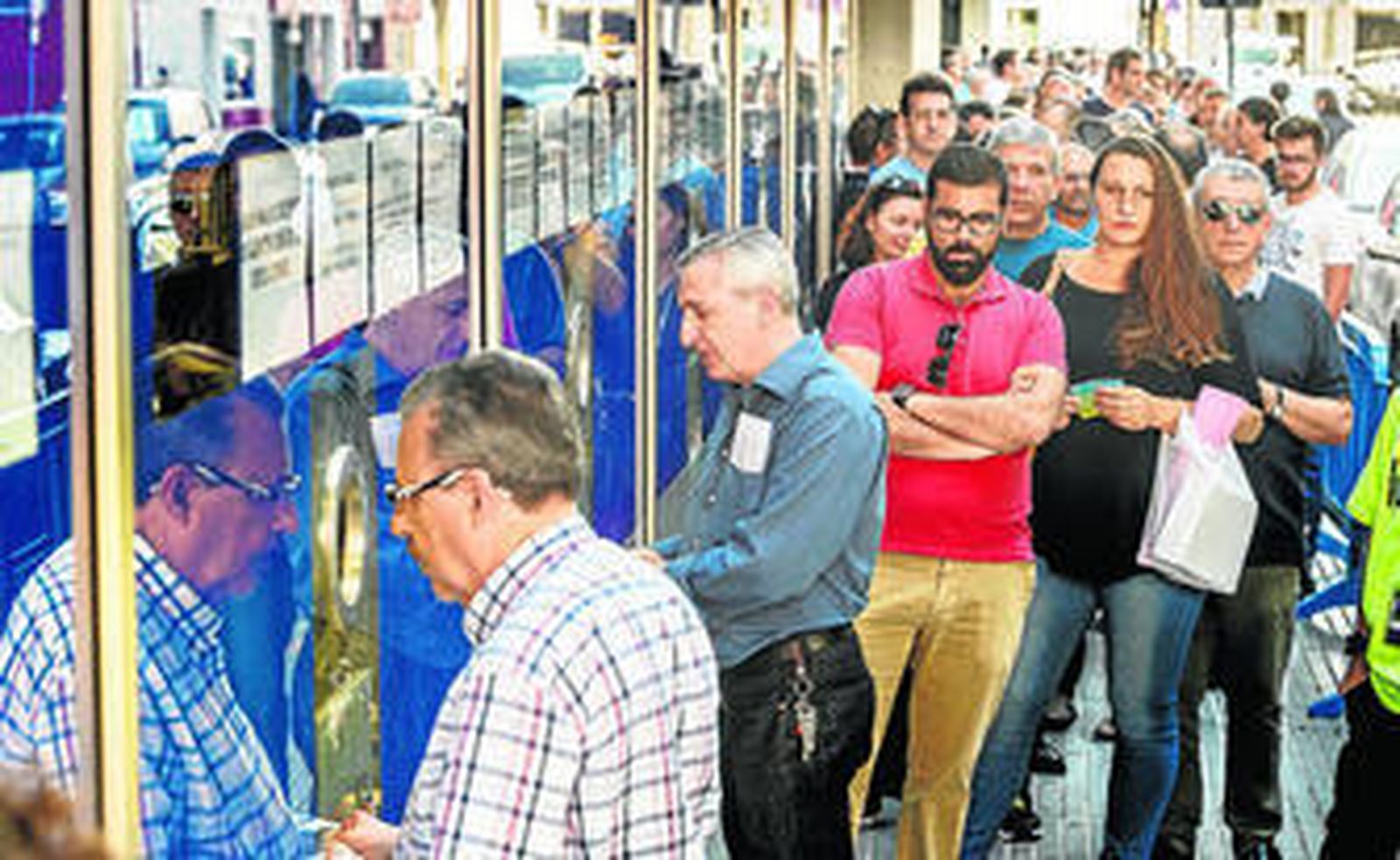 Largas filas de personas esperando su turno ante las taquillas, ayer en el Ramón de Carranza.