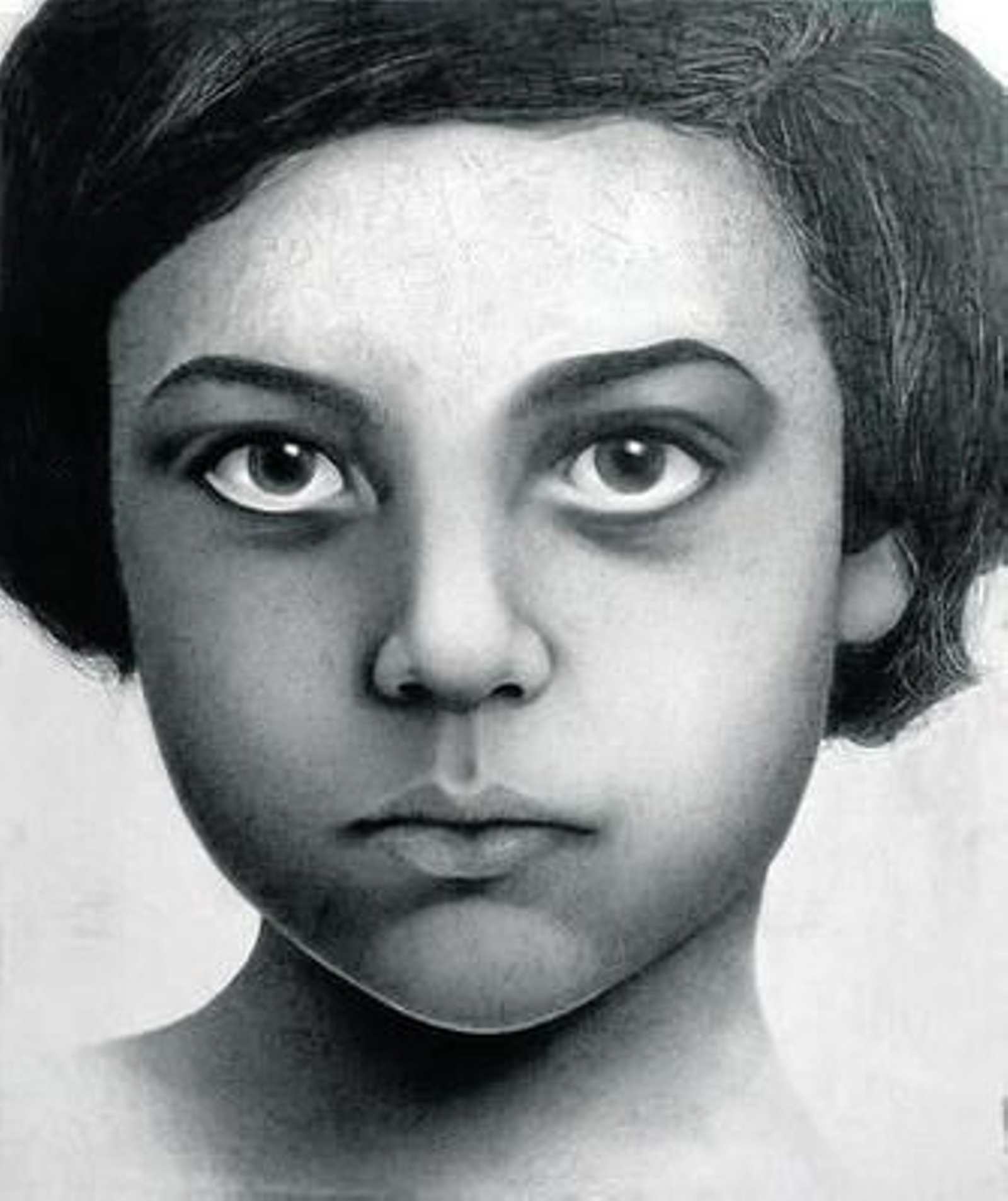 1 y 2. En la obra retratística nos encontramos con una figura silente, enigmática, de poderosísima mirada que cautiva, a la vez, que inquieta, que atrapa la visión del que la contempla y que llega a ejercer sobre él una amplia galería de envolventes actitudes. 3 y 4. En sus paisajes, n lo el blanco y negro sirve para mostrar una naturaleza silenciosa, inquietante, a veces, espectral.