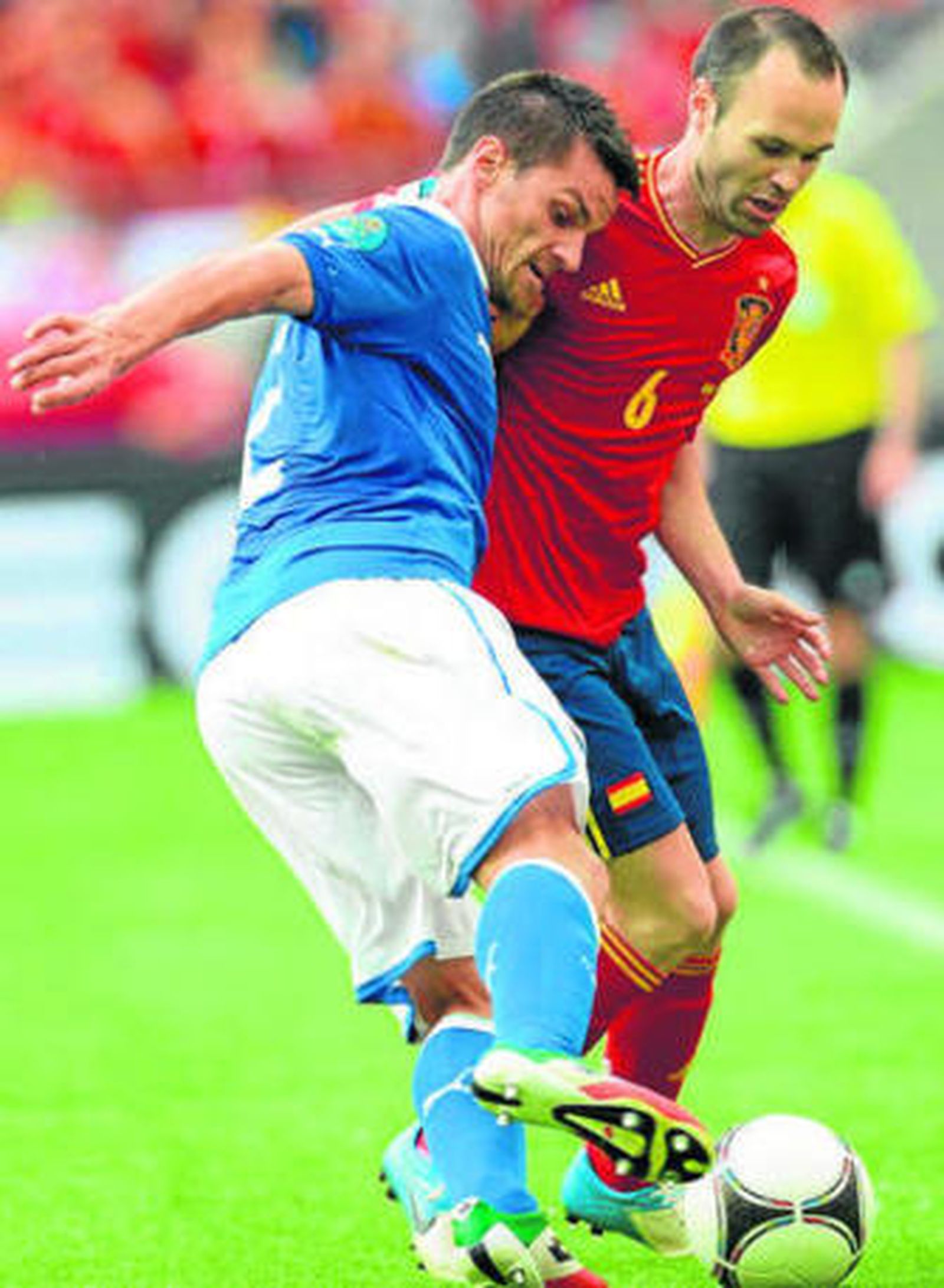 Iniesta pugna con Maggio por un balón.