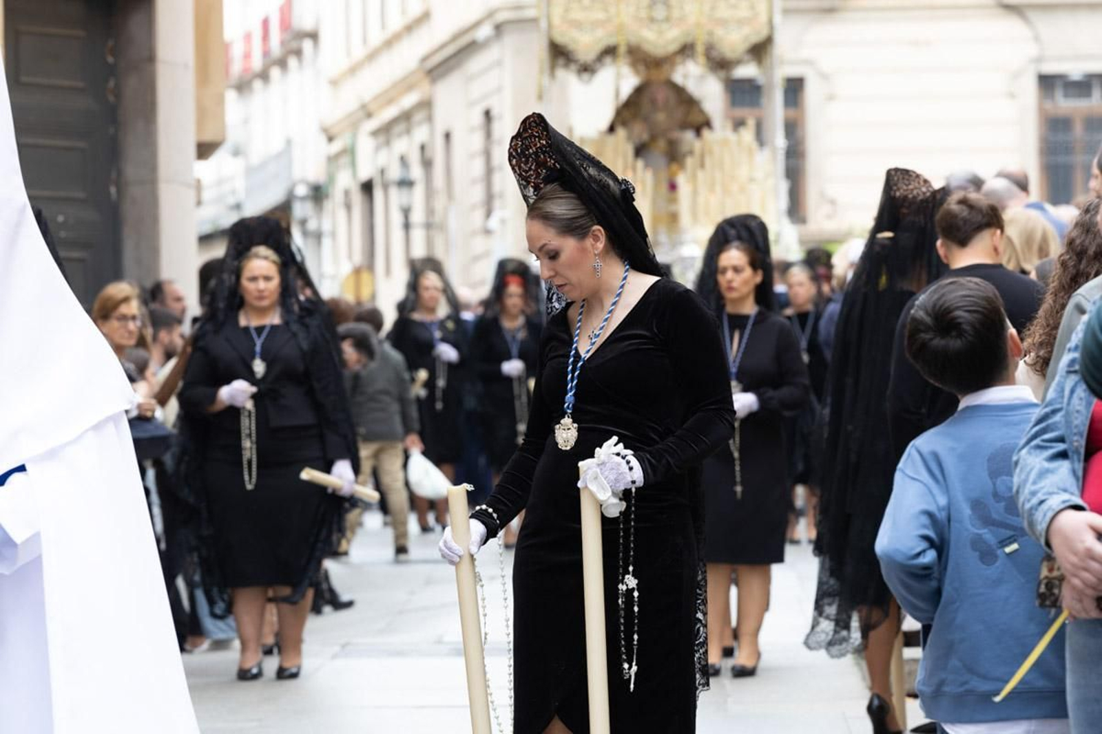 Los jiennenses se echan a la calle para presenciar la primera de las procesiones de la jornada: la Borriquilla (II)