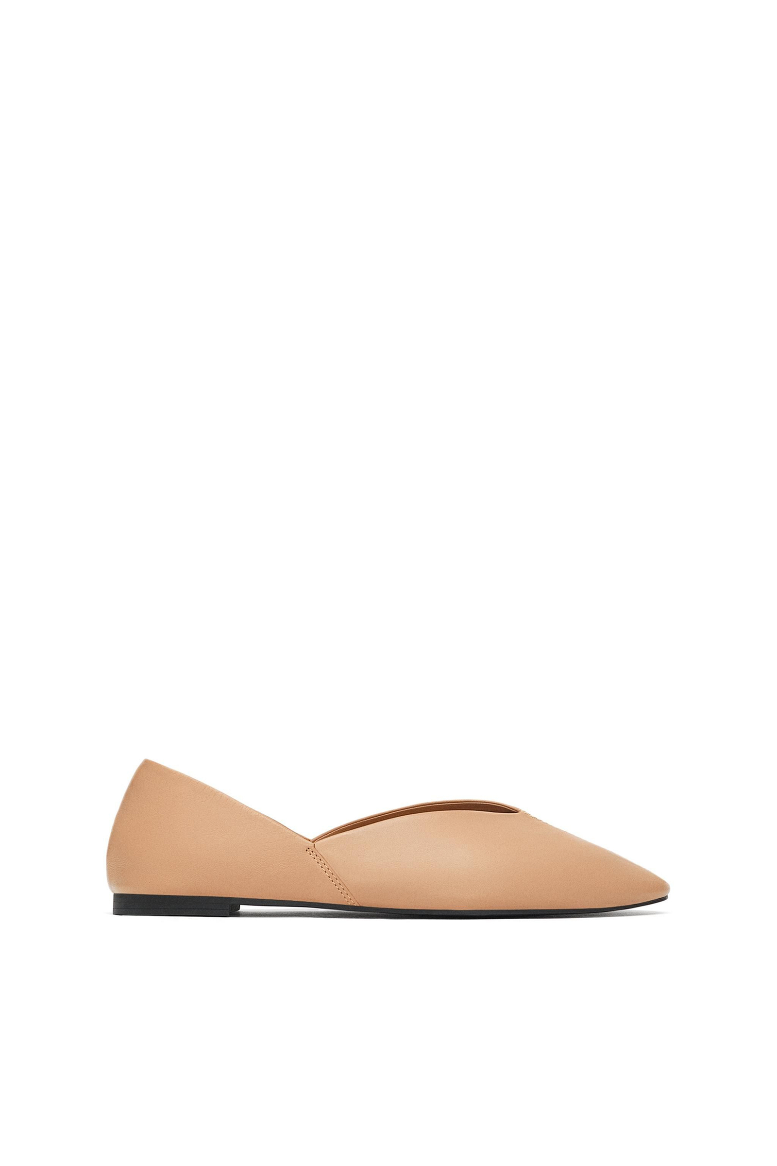 Bailarinas sencillas inspiradas en los ugly shoes en color nude. De Zara, 29,99€.