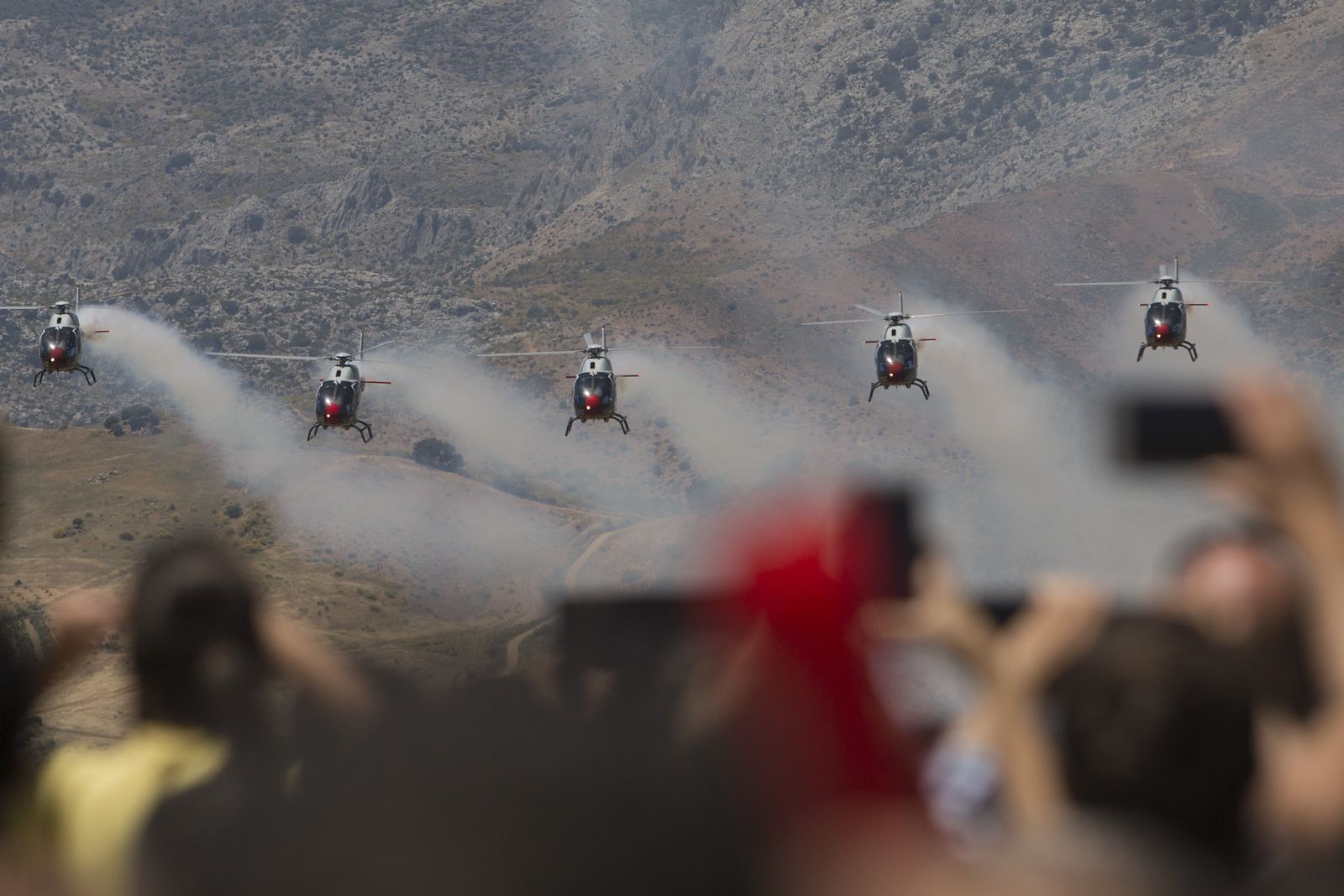 La patrulla Aspa muestra su destreza en el Tajo de Ronda.