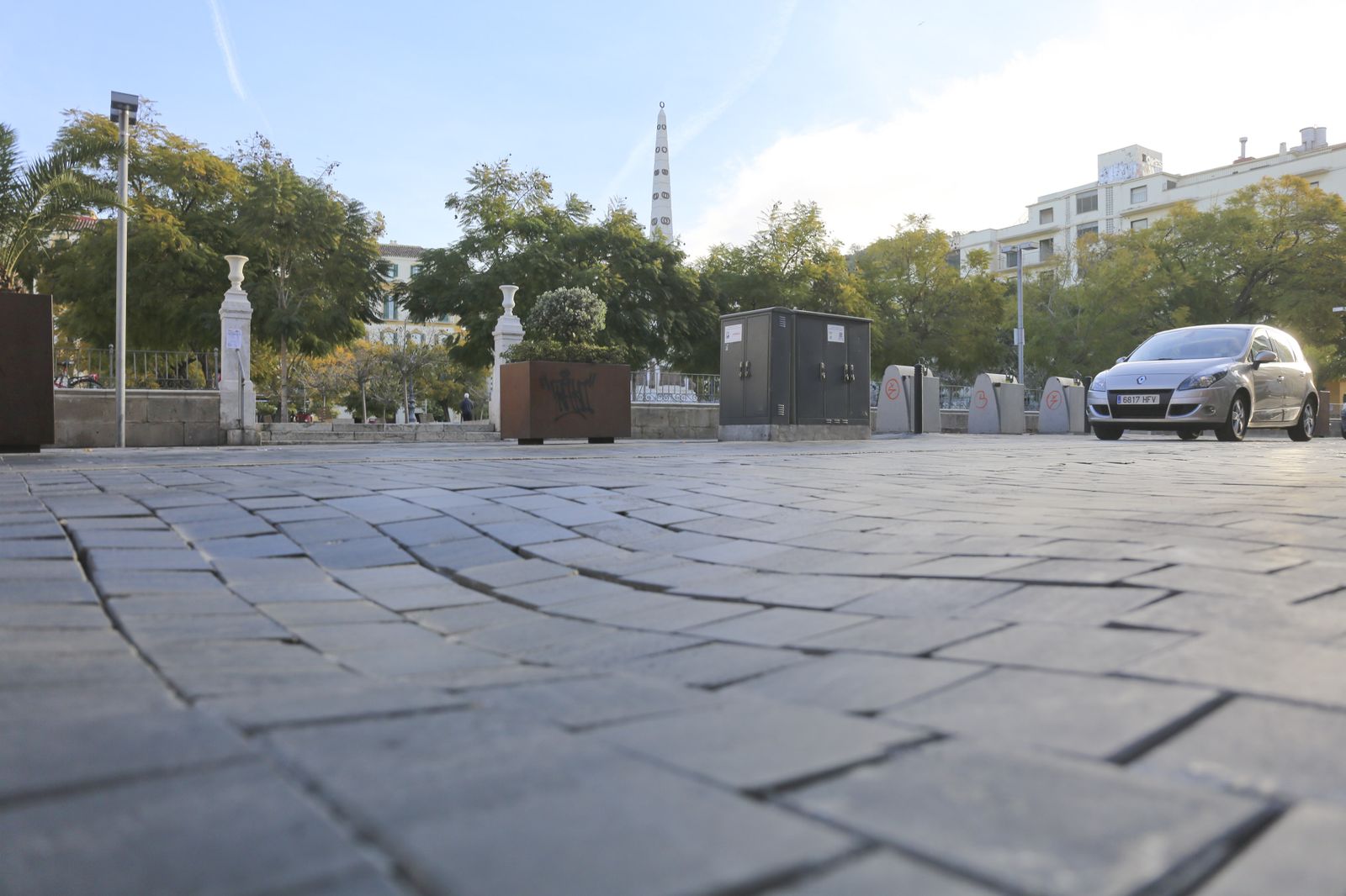 Imagen de los desniveles en uno de los laterales de la Plaza de la Merced.