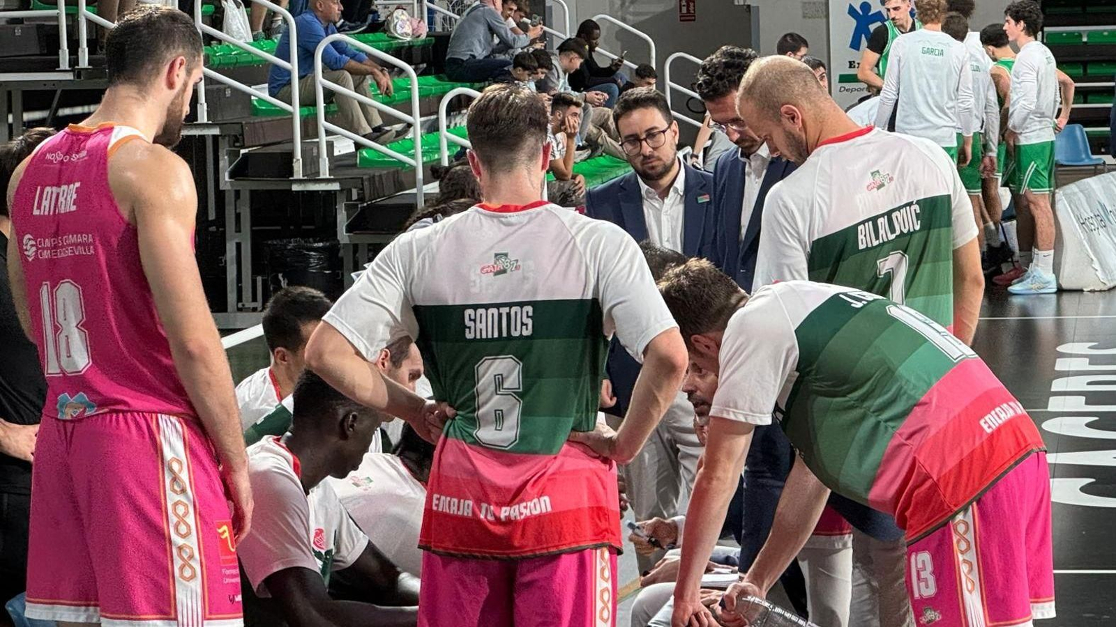 Adrià Alonso da instrucciones a sus jugadores durante un tiempo muerto del partido en Cáceres. Adrià Alonso da instrucciones a sus jugadores durante un tiempo muerto del partido en Cáceres.