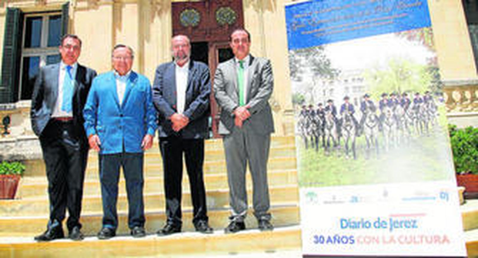 El gerente de la Real Escuela, Juan Carlos Román, Paco Cepero, el viceconsejero de Turismo Antonio Roldán y el director de Diario de Jerez, David Fernández.
