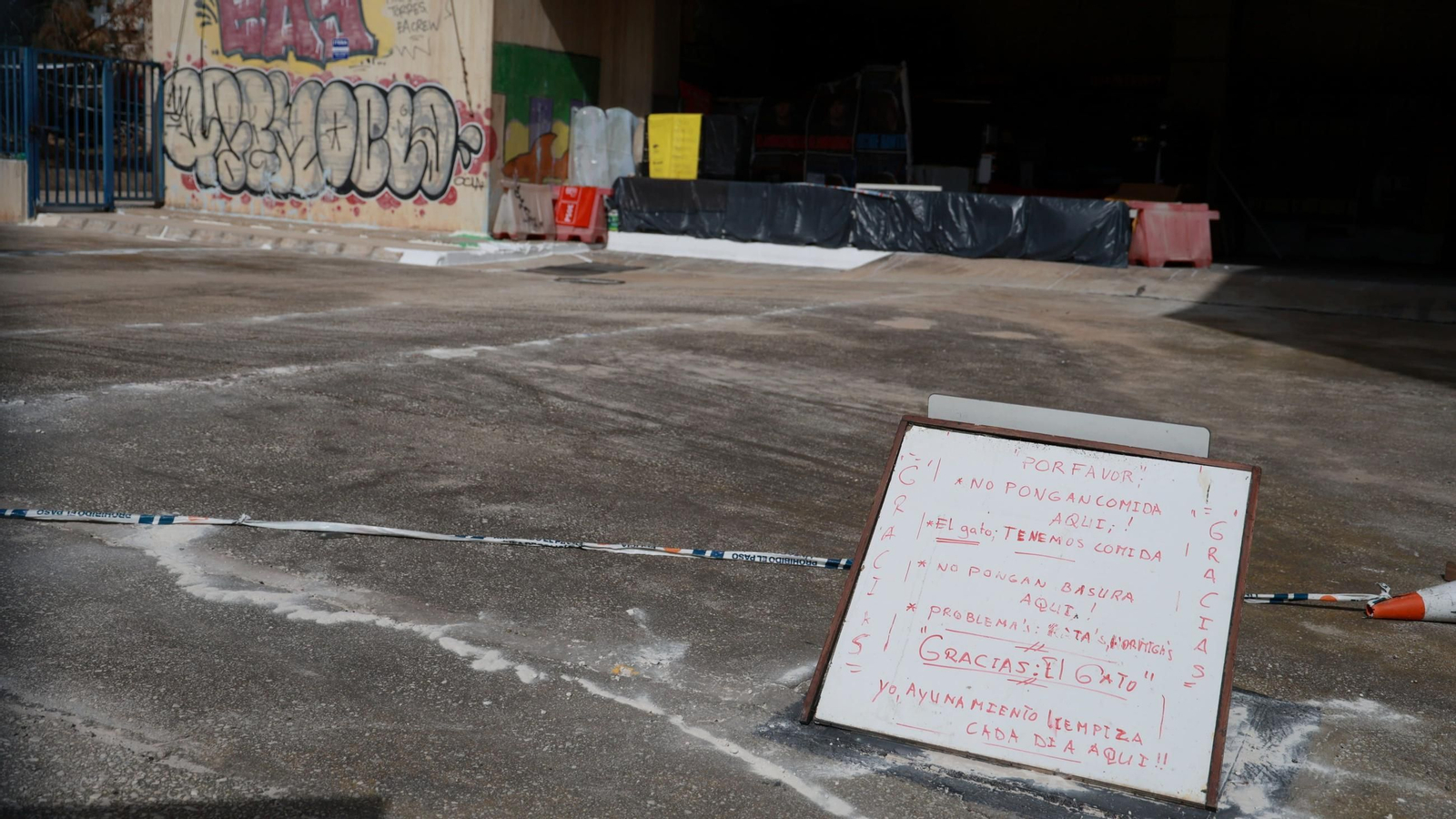 Campamento construido por los okupas en la parcela del edificio