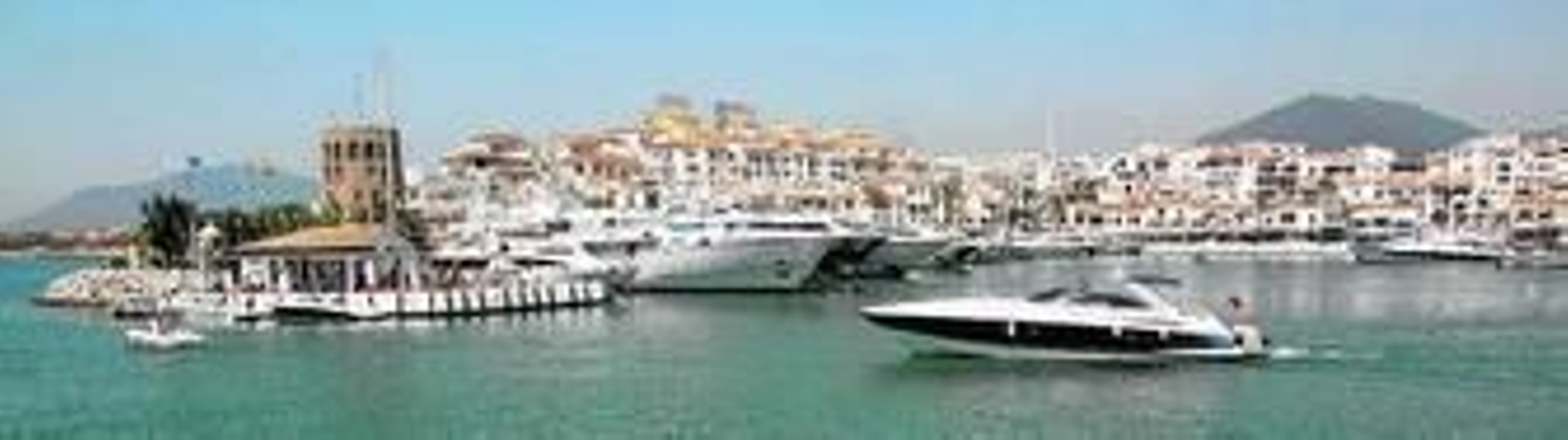 Vista de varios yates de lujo atracados en Puerto Banús.