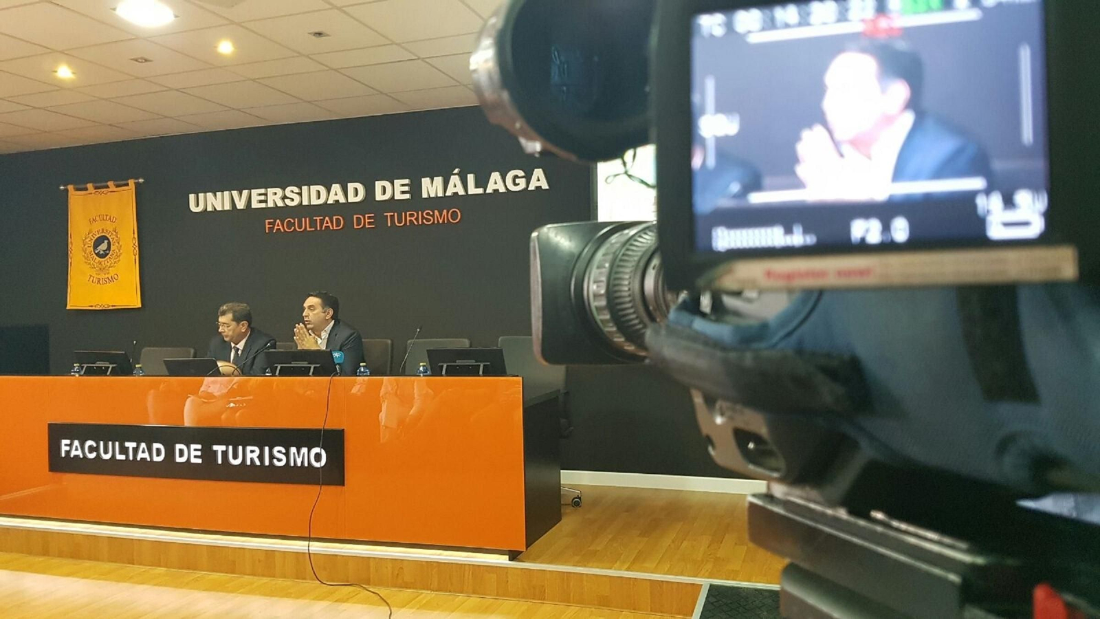 El decano de la Facultad de Turismo, Antonio Guevara (a la izquierda), en un acto institucional. El decano de la Facultad de Turismo, Antonio Guevara (a la izquierda), en un acto institucional.