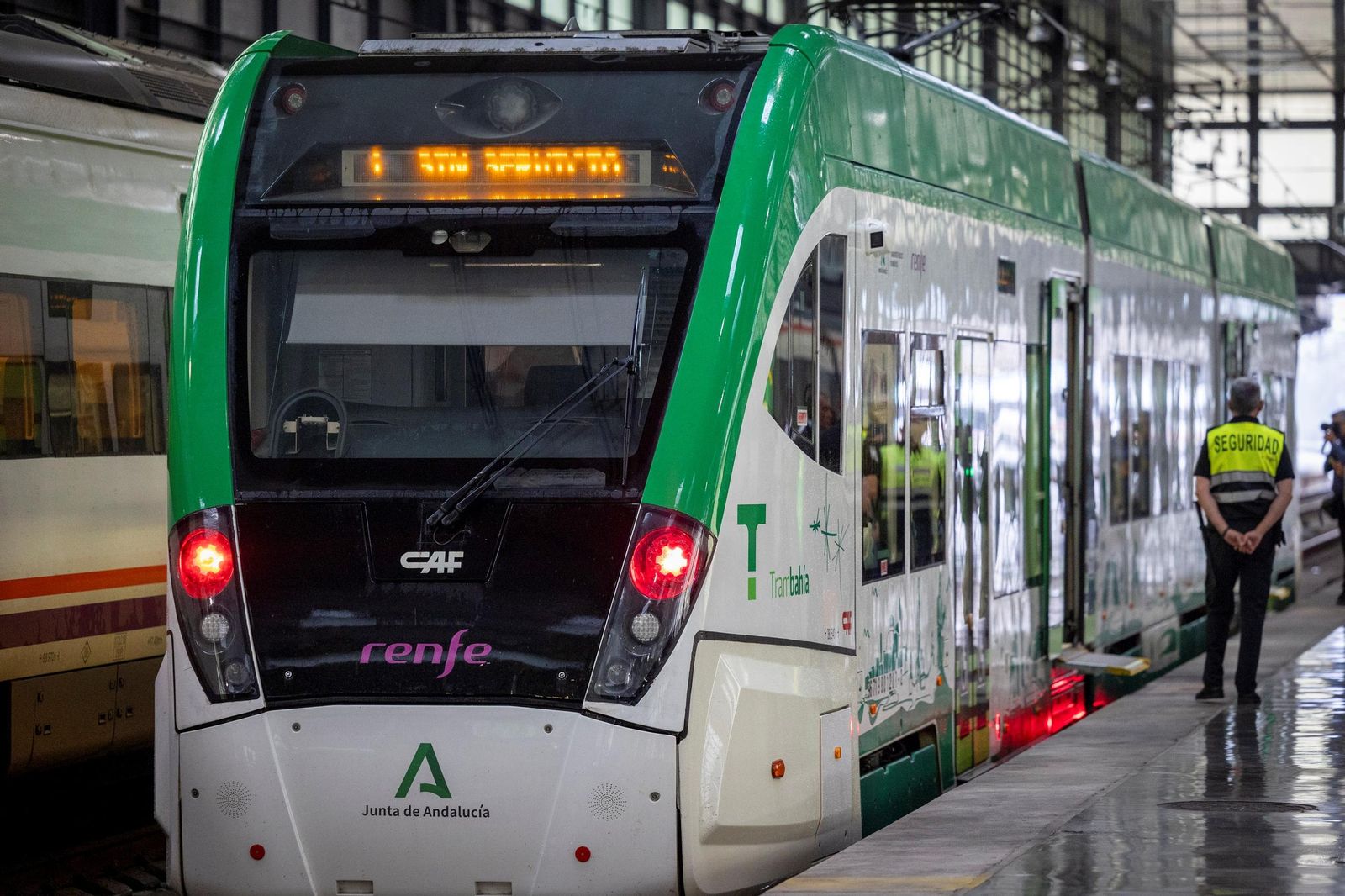 El Trambahía, en la estación de Cádiz.