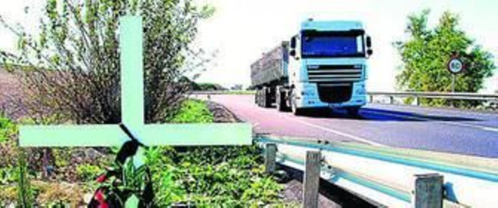 Un camión pasa por la N-IV, en la que empiezan a ser habituales las cruces que recuerdan a fallecidos en accidente.