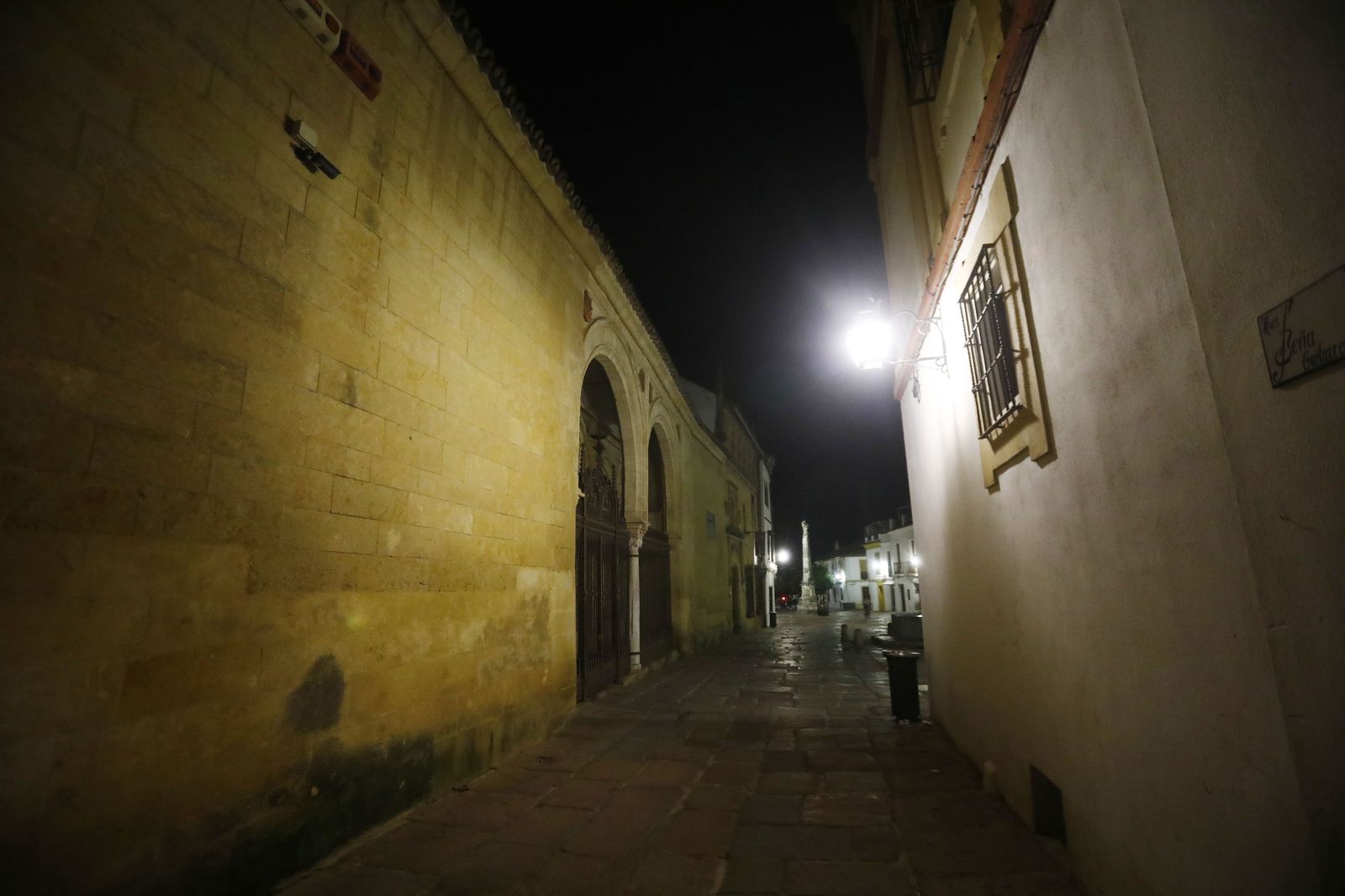 Fotografías: Un paseo por la solitaria Córdoba del toque de queda