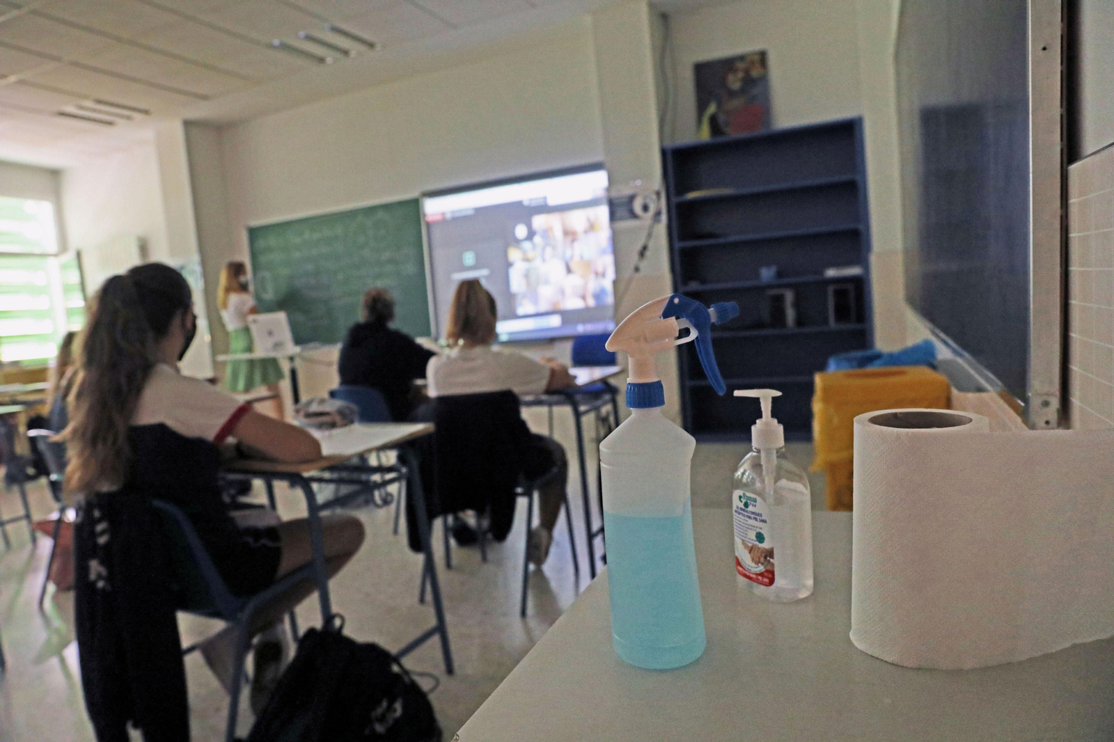 Un aula de un centro escolar en pleno desarrollo de una clase en tiempo de pandemia