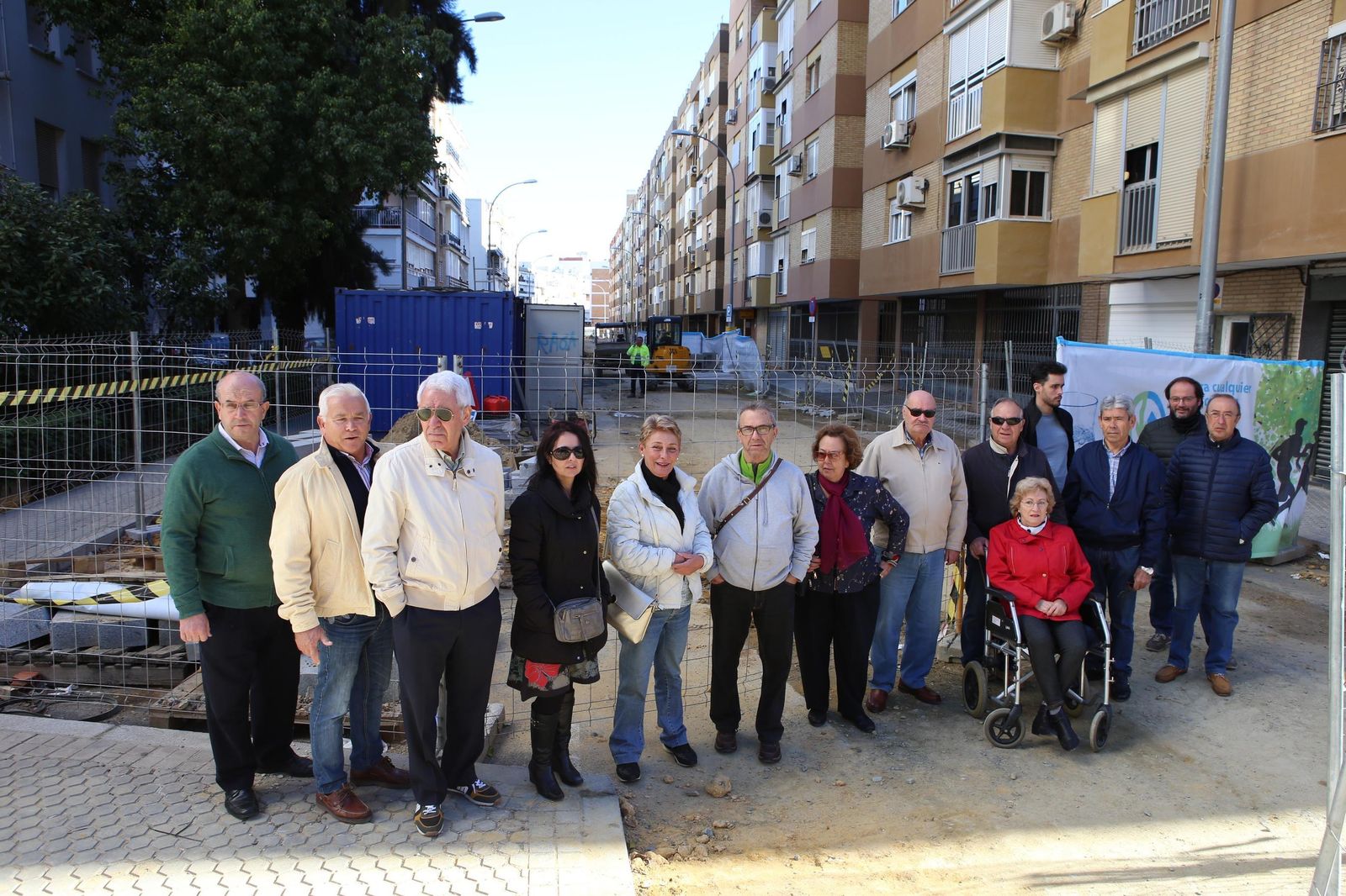 Los vecinos de la calle Doctor Delgado Roig protestan por unas obras de Emasesa que ha eliminado hasta 50 plazas de aparcamiento.
